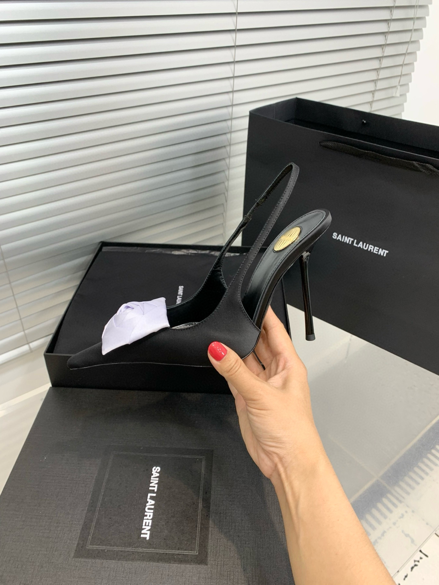 Туфли женские Saint Laurent с цветком slingback чёрного цвета с белым декором