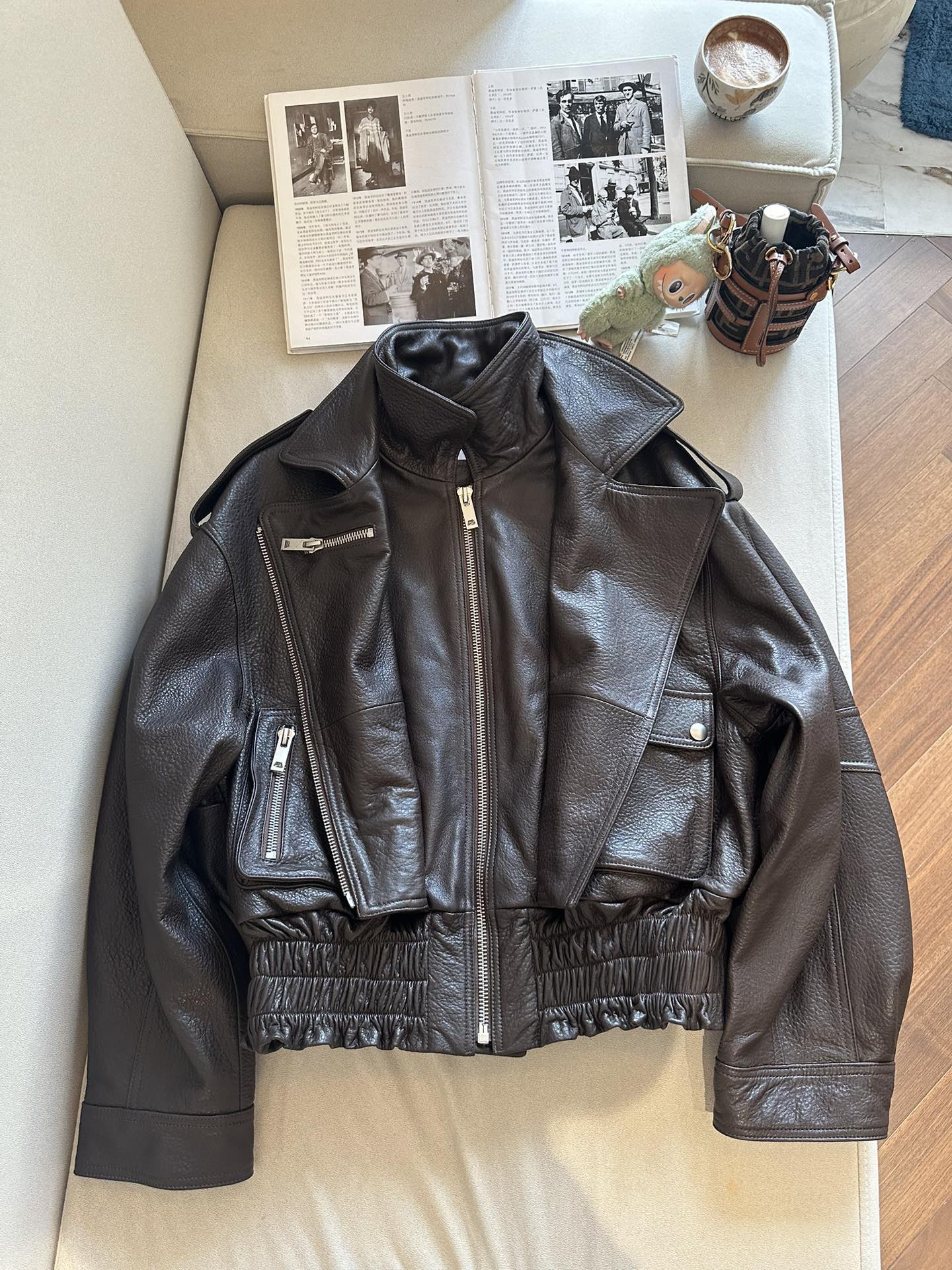 Куртка женская в стиле Alaïa из натуральной кожи тёмно-коричневого цвета укороченная с акцентным поясом