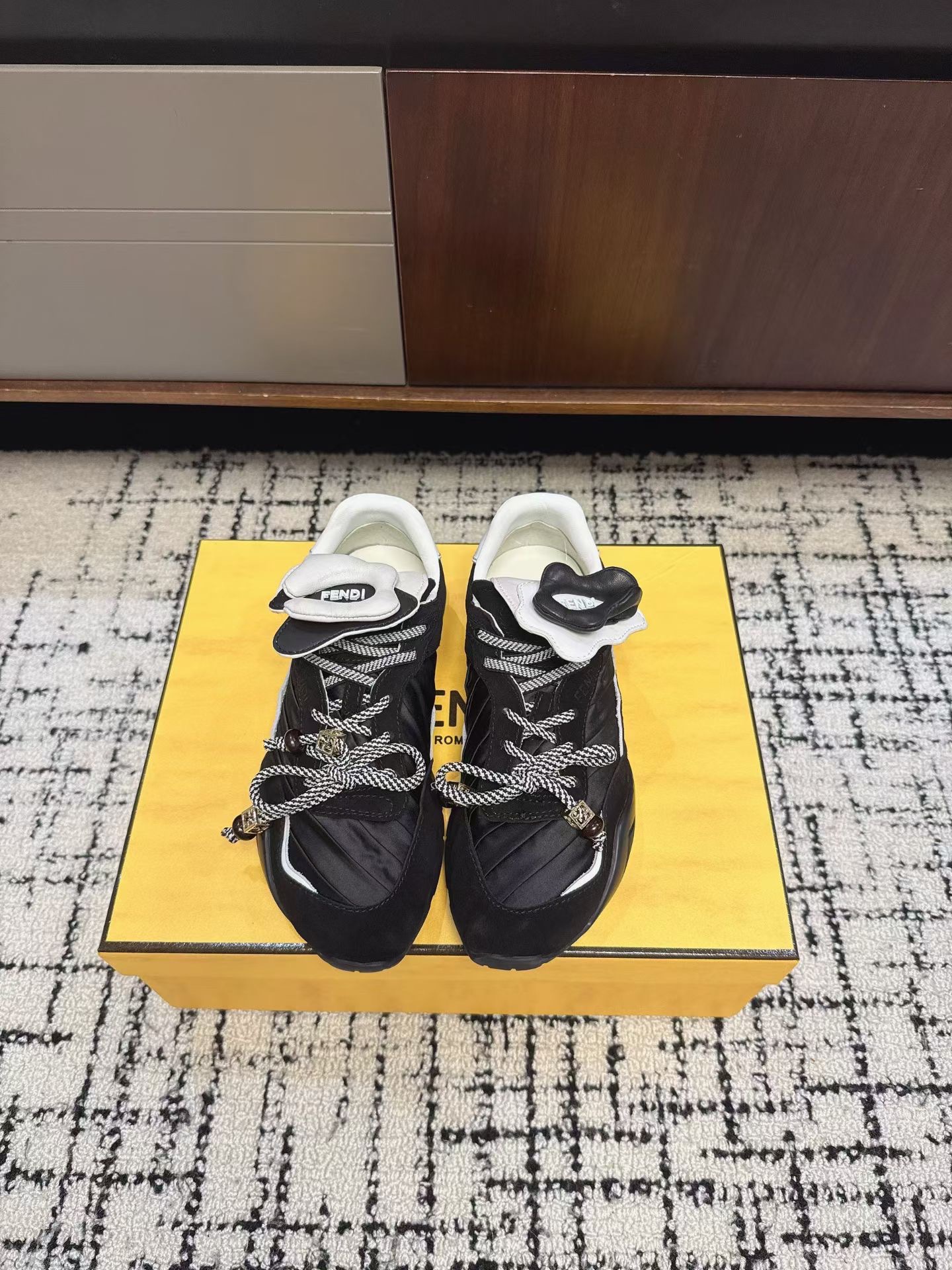 Кроссовки женские в стиле Fendi Delfina чёрного цвета