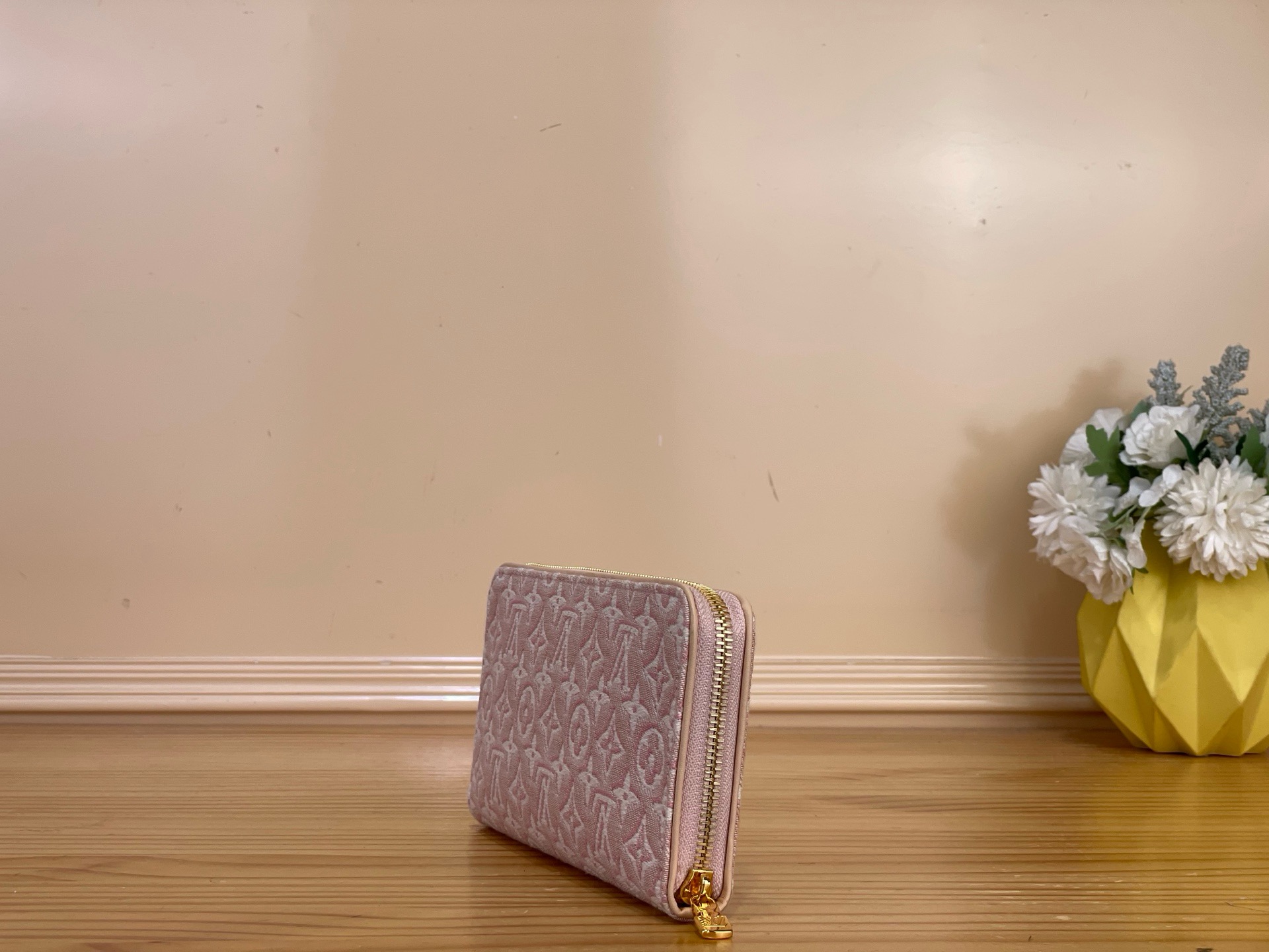 Кошелёк женский Louis Vuitton Zippy розового цвета