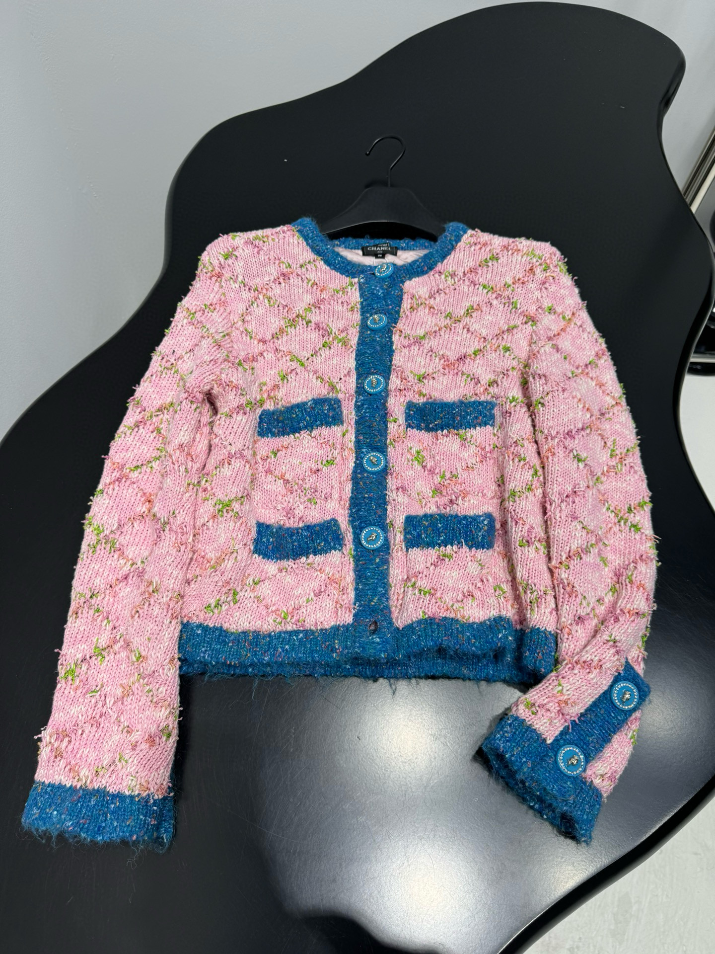 Кардиган женский в стиле Chanel из шерстяного твида розового цвета с контрастной отделкой