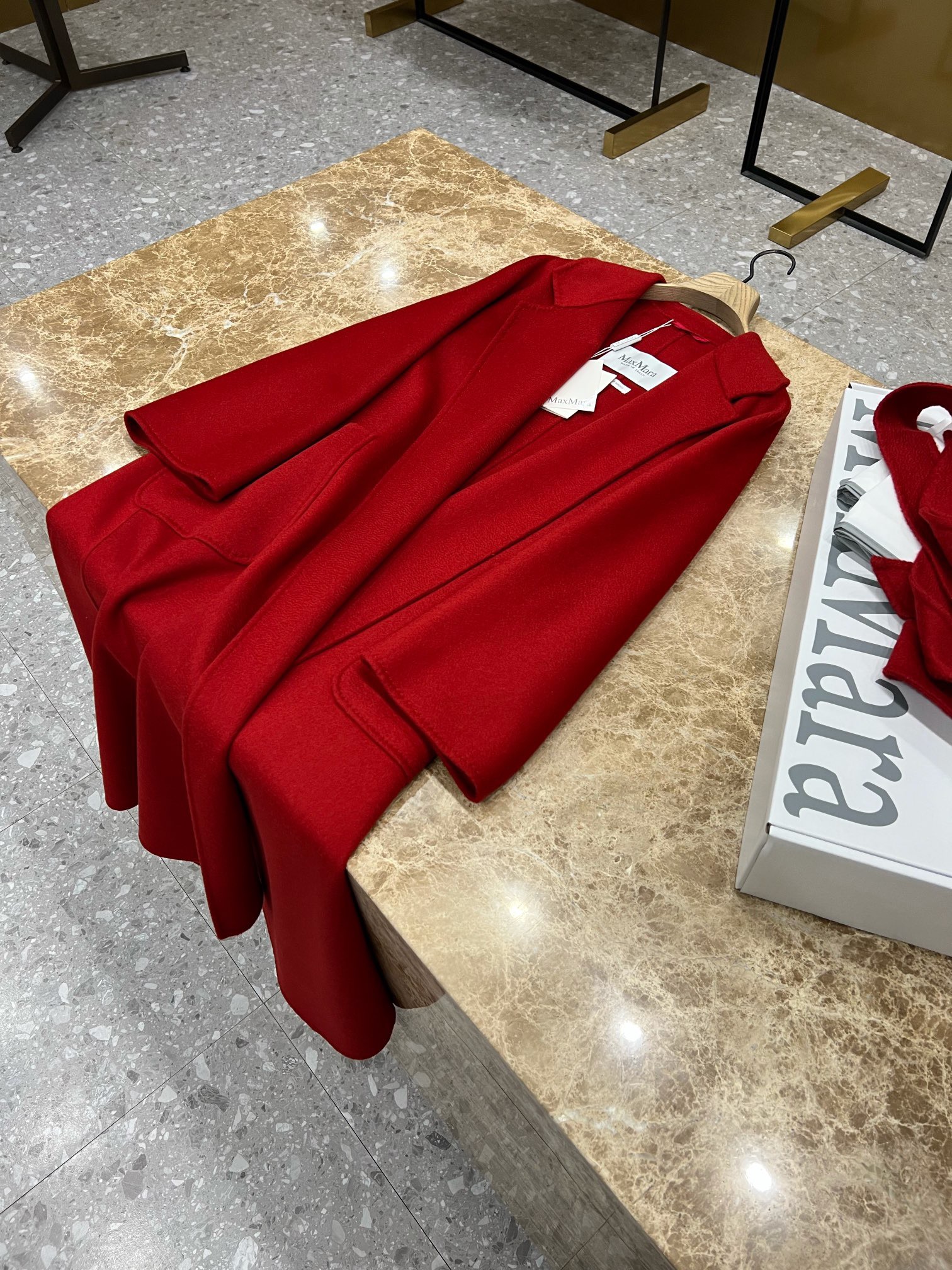 Пальто женское в стиле Max Mara Ludmilla красного цвета 