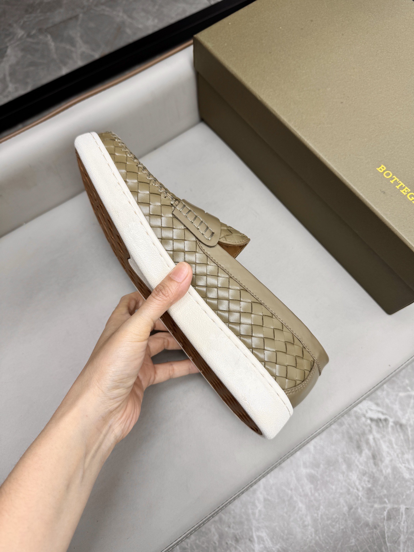 Слипоны мужские в стиле Bottega Veneta Intrecciato оливкового цвета