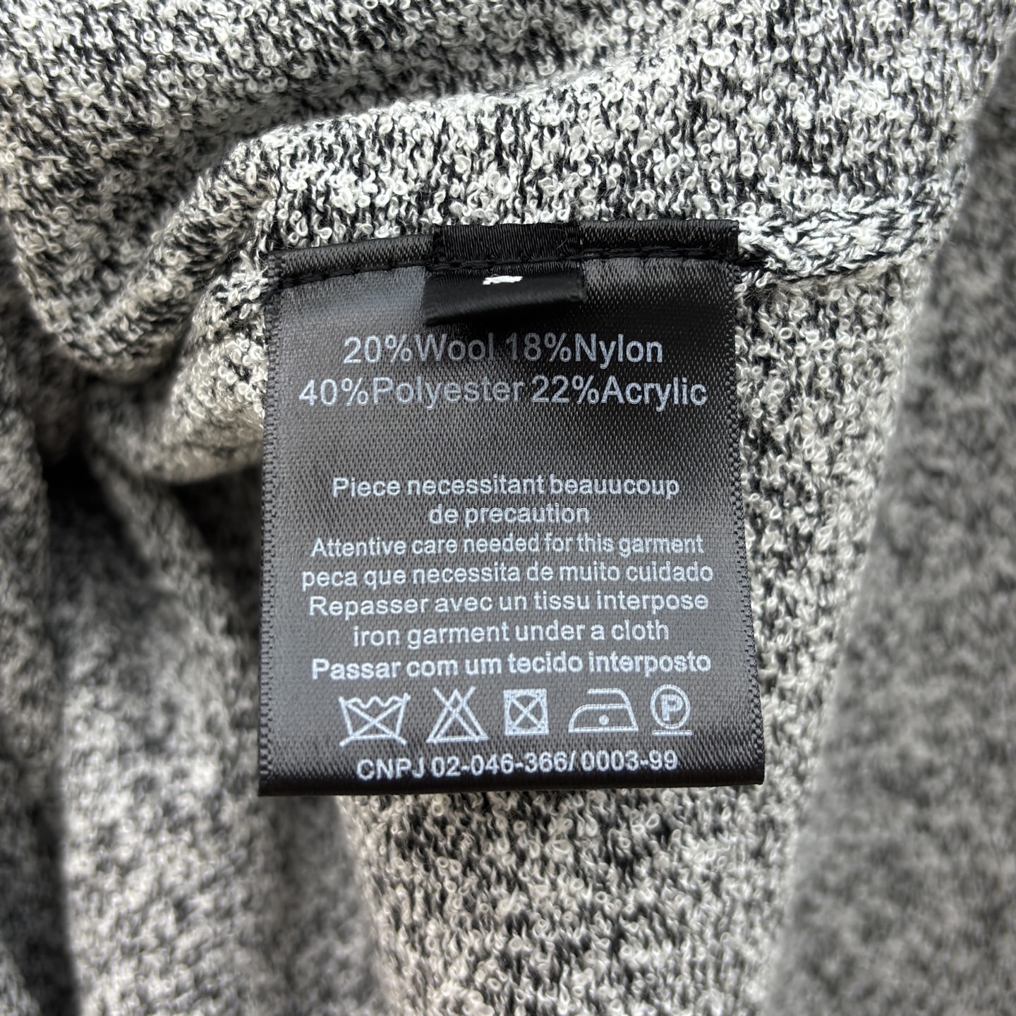 Футболка женская в стиле Schiaparelli серого цвета с контрастной отделкой швов