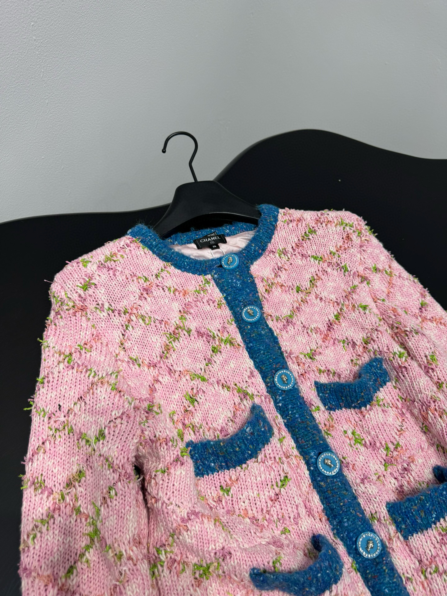 Кардиган женский в стиле Chanel из шерстяного твида розового цвета с контрастной отделкой