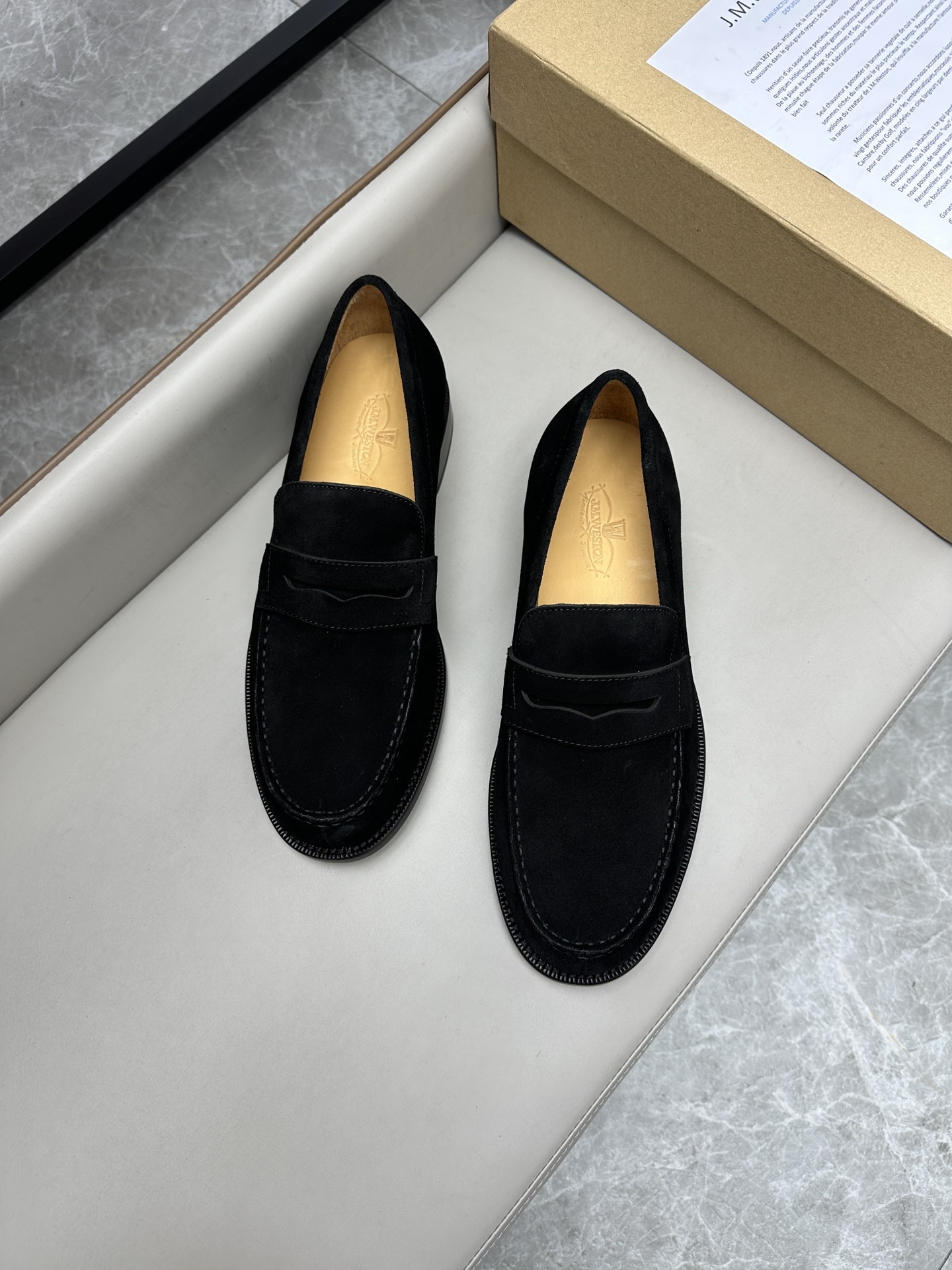 Лоферы мужские в стиле J.M. Weston из натуральной замши черного цвета