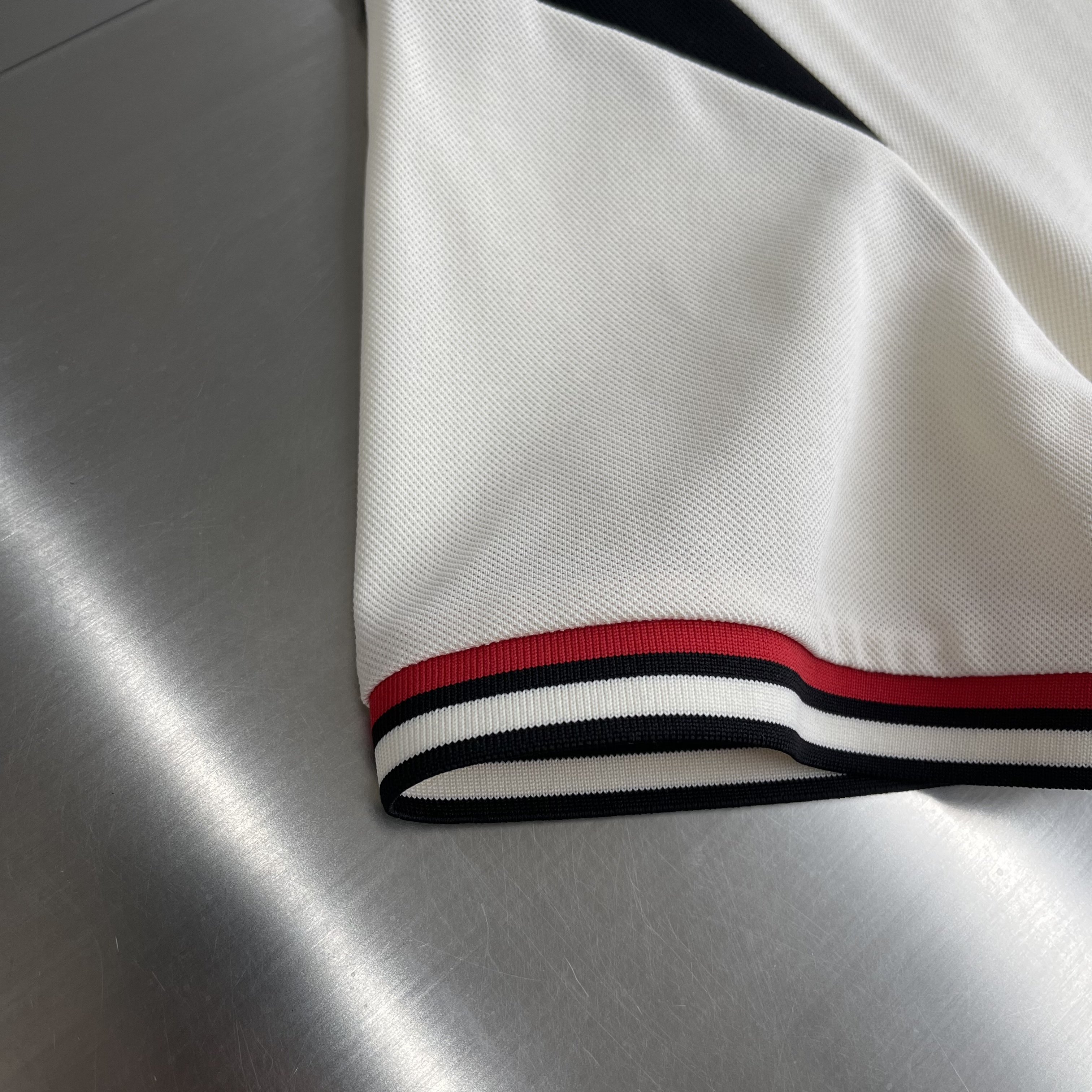 Поло мужское в стиле Casablanca из хлопка молочного цвета с вышивкой и молнией