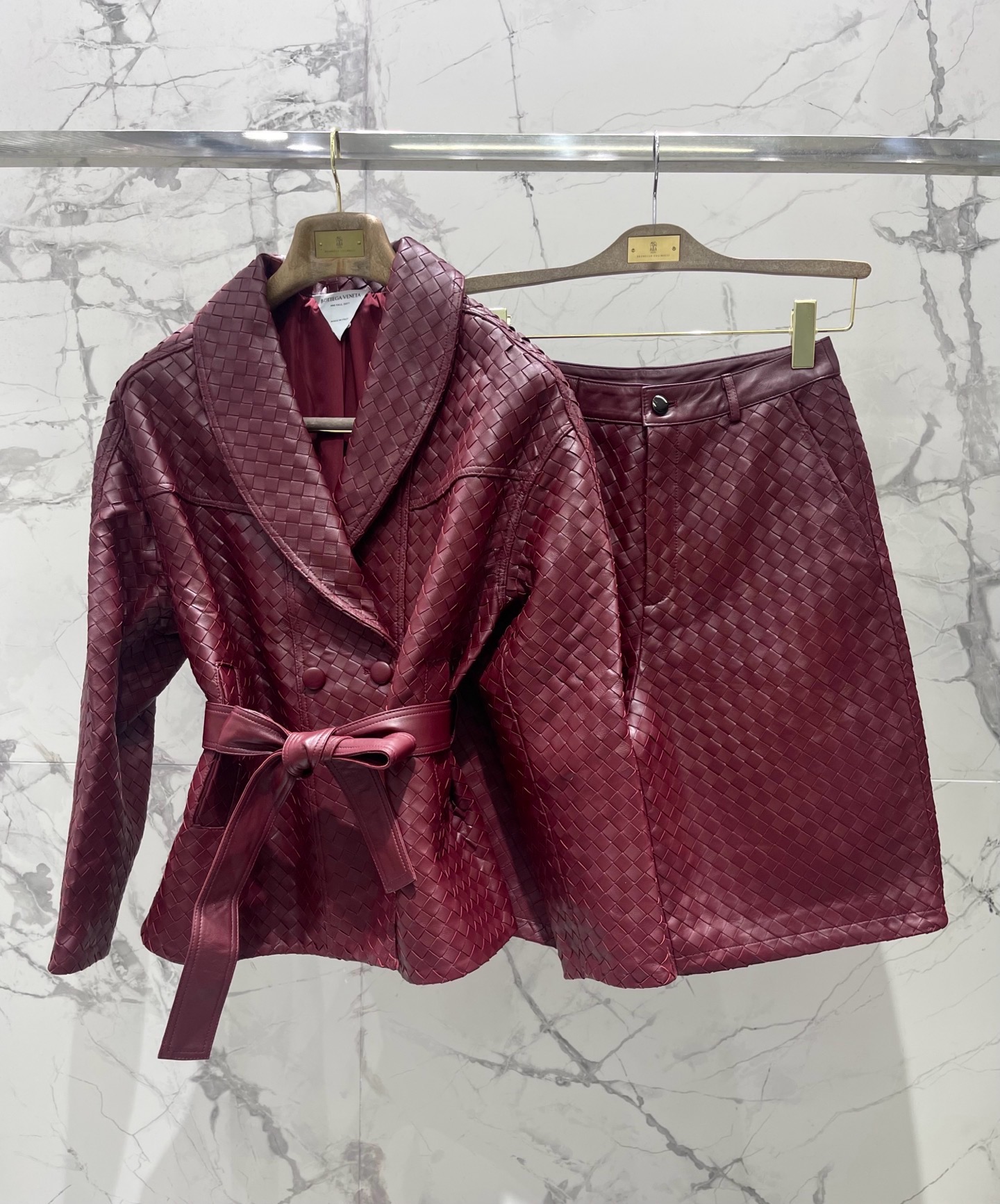 Жакет женский Bottega Veneta бордового цвета с плетением Intrecciato и поясом