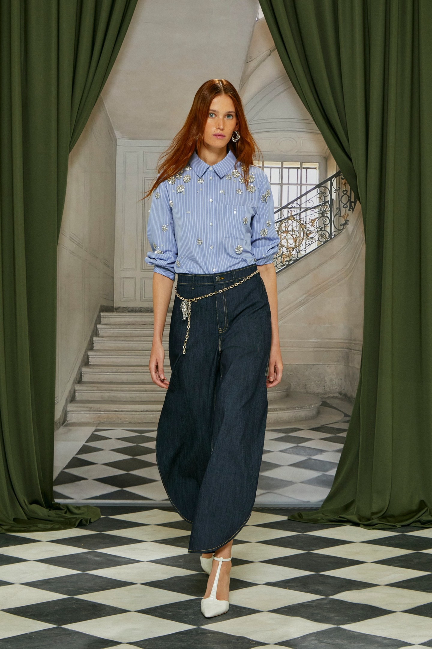 Рубашка женская в стиле CinqàSept  из хлопка голубого цвета  укороченная с декоративной отделкой