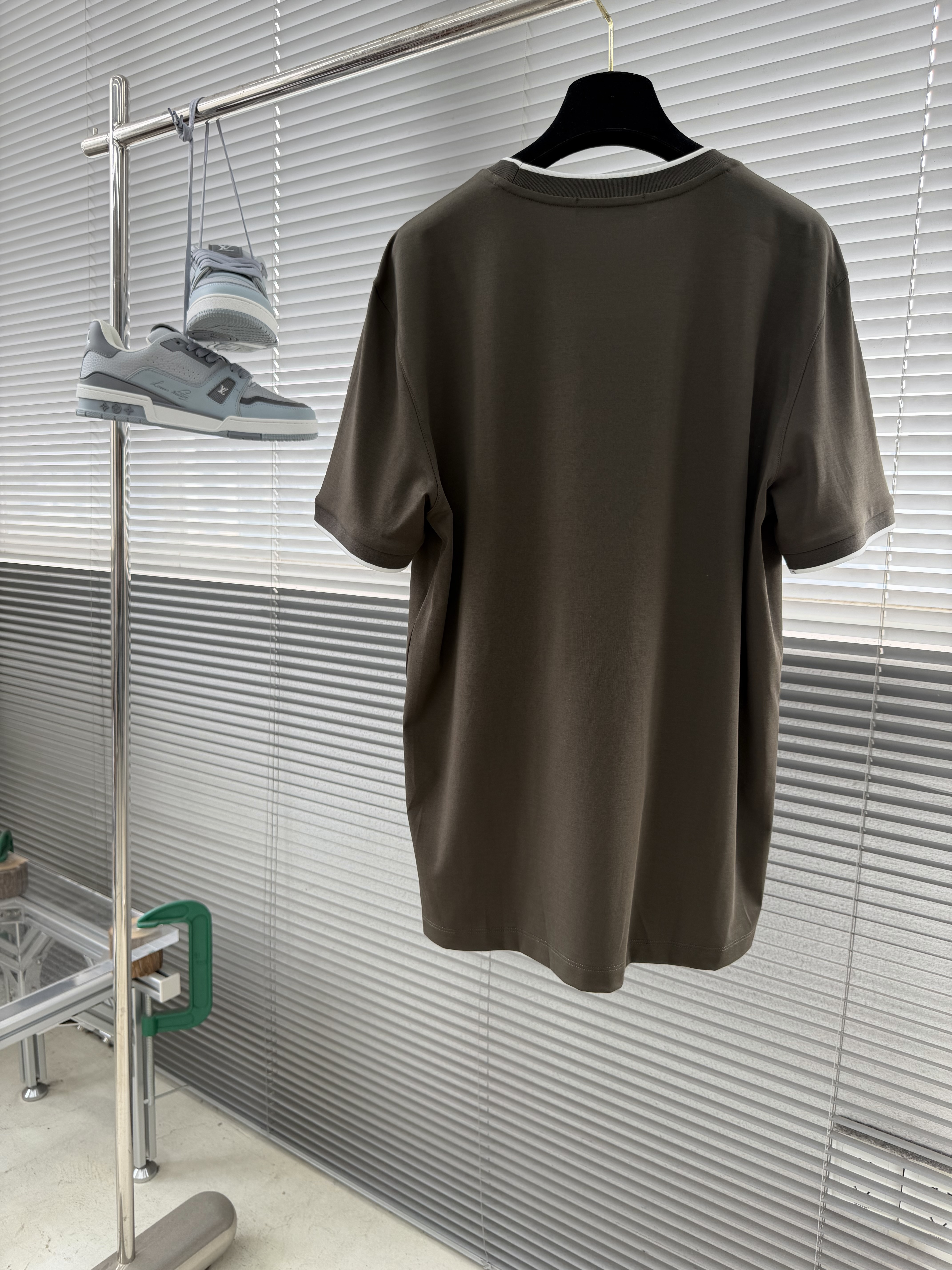 Футболка мужская в стиле Loro Piana из хлопка коричневого цвета с контрастной отделкой