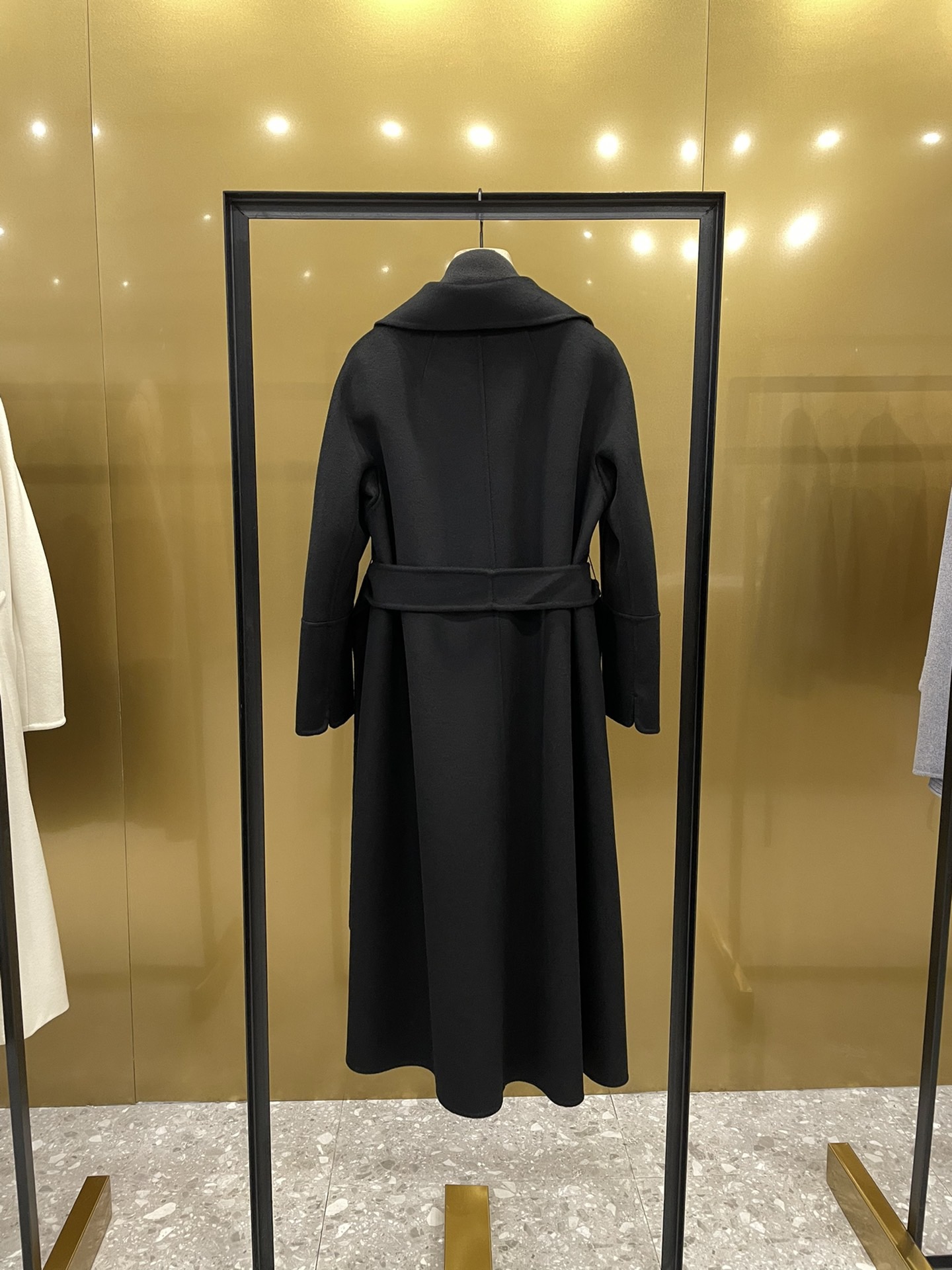 Пальто женское в стиле Max Mara Elisa чёрного цвета с поясом