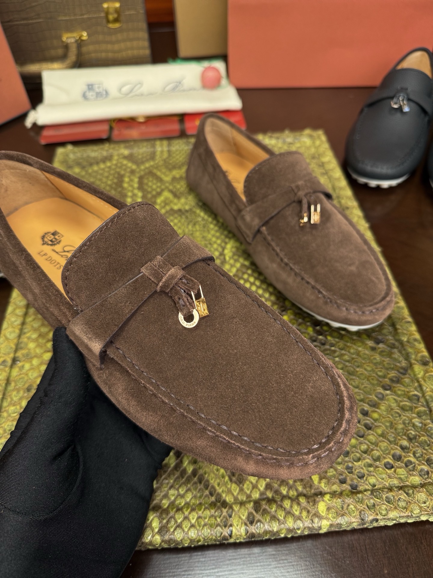 Мокасины мужские Loro Piana из натуральной замши тёмно-коричневого цвета
