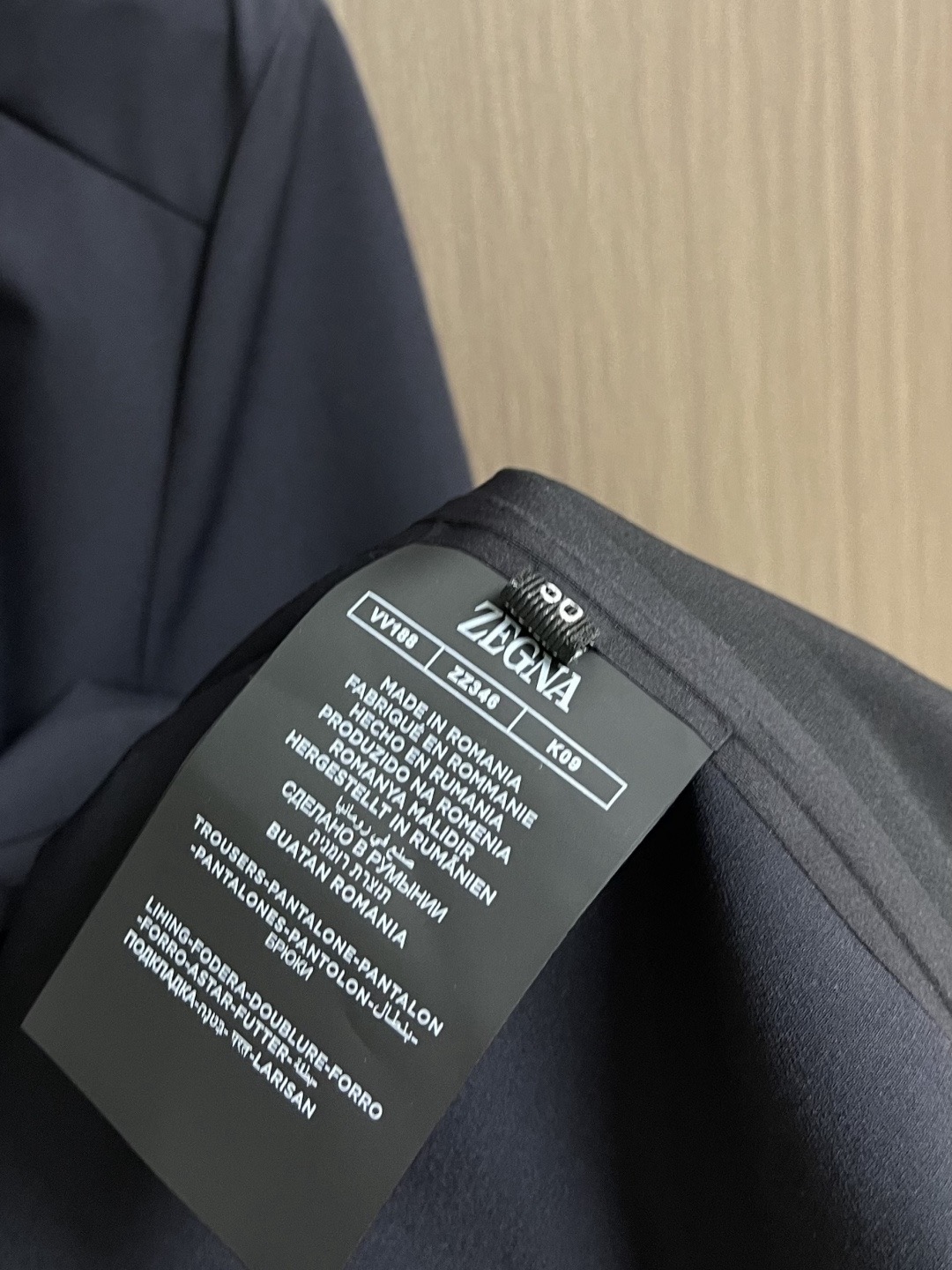 Костюм мужской в стиле Zegna тёмно-серого цвета с лампасами