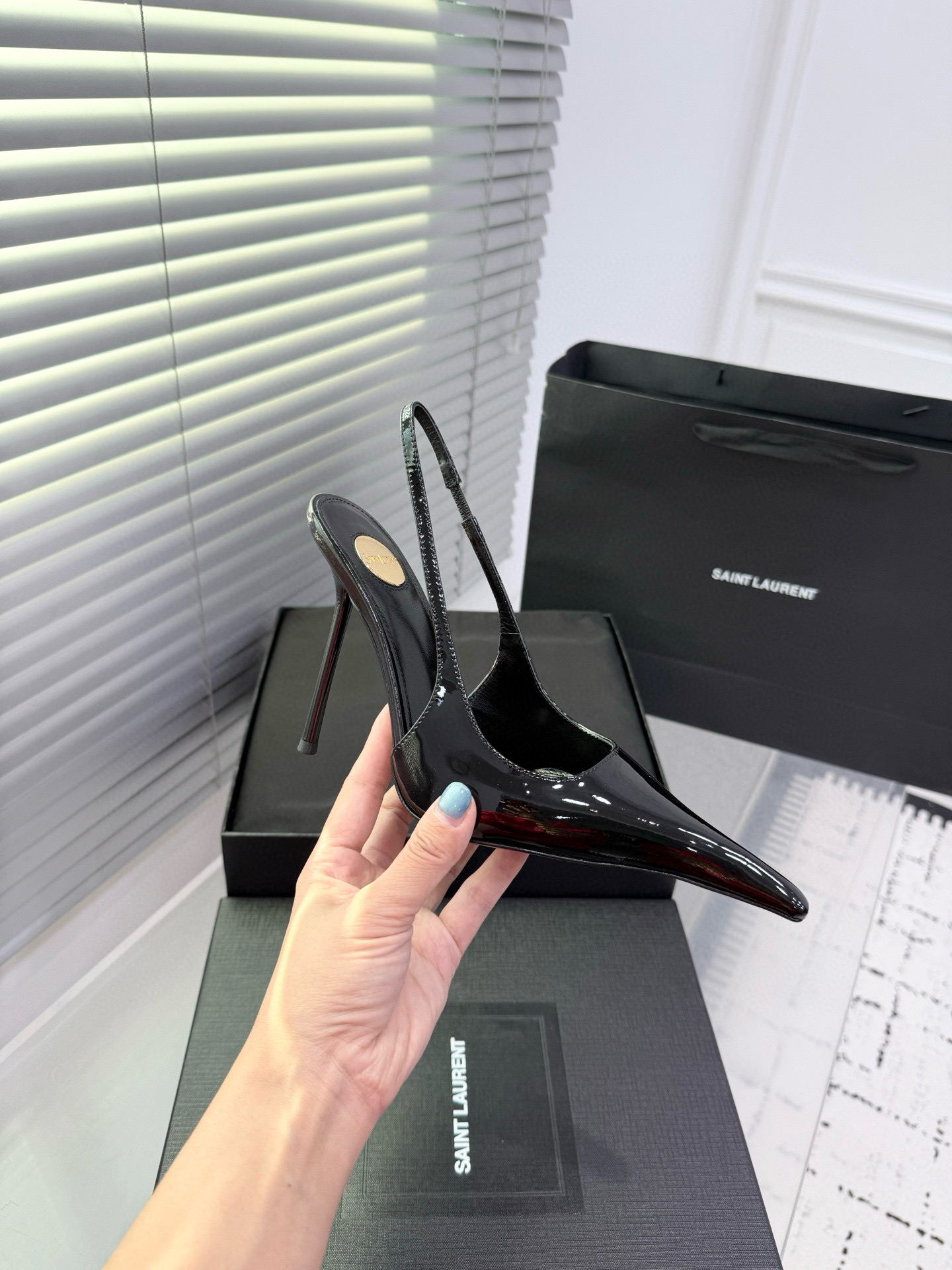 Туфли женские в стиле Saint Laurent Slingback чёрного цвета