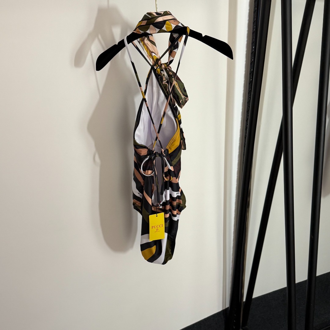 Купальник женский в стиле Emilio Pucci слитный чёрного цвета с принтом и платком