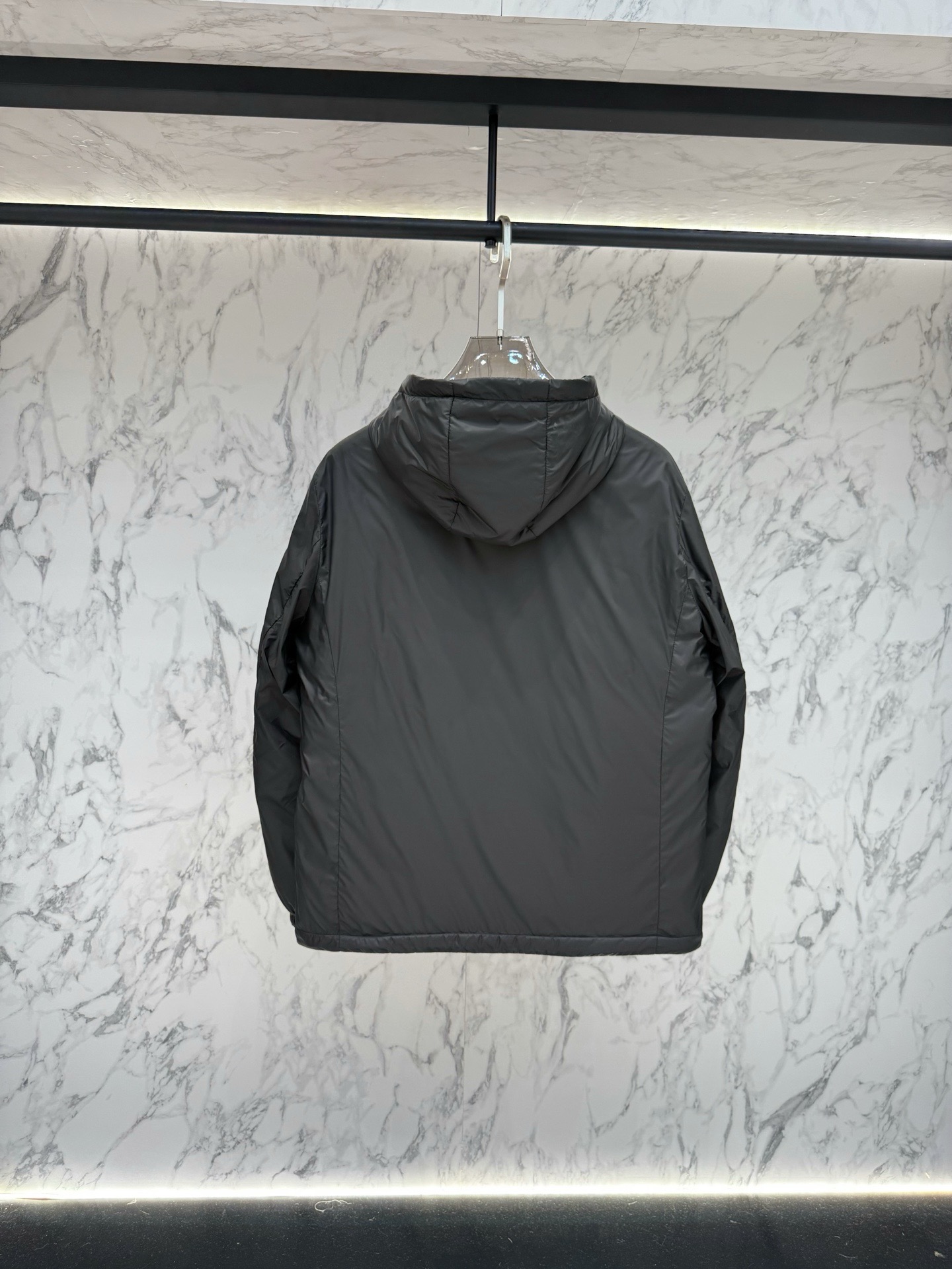 Куртка Prada Re-Nylon чёрного цвета с капюшоном и пуховым утеплением