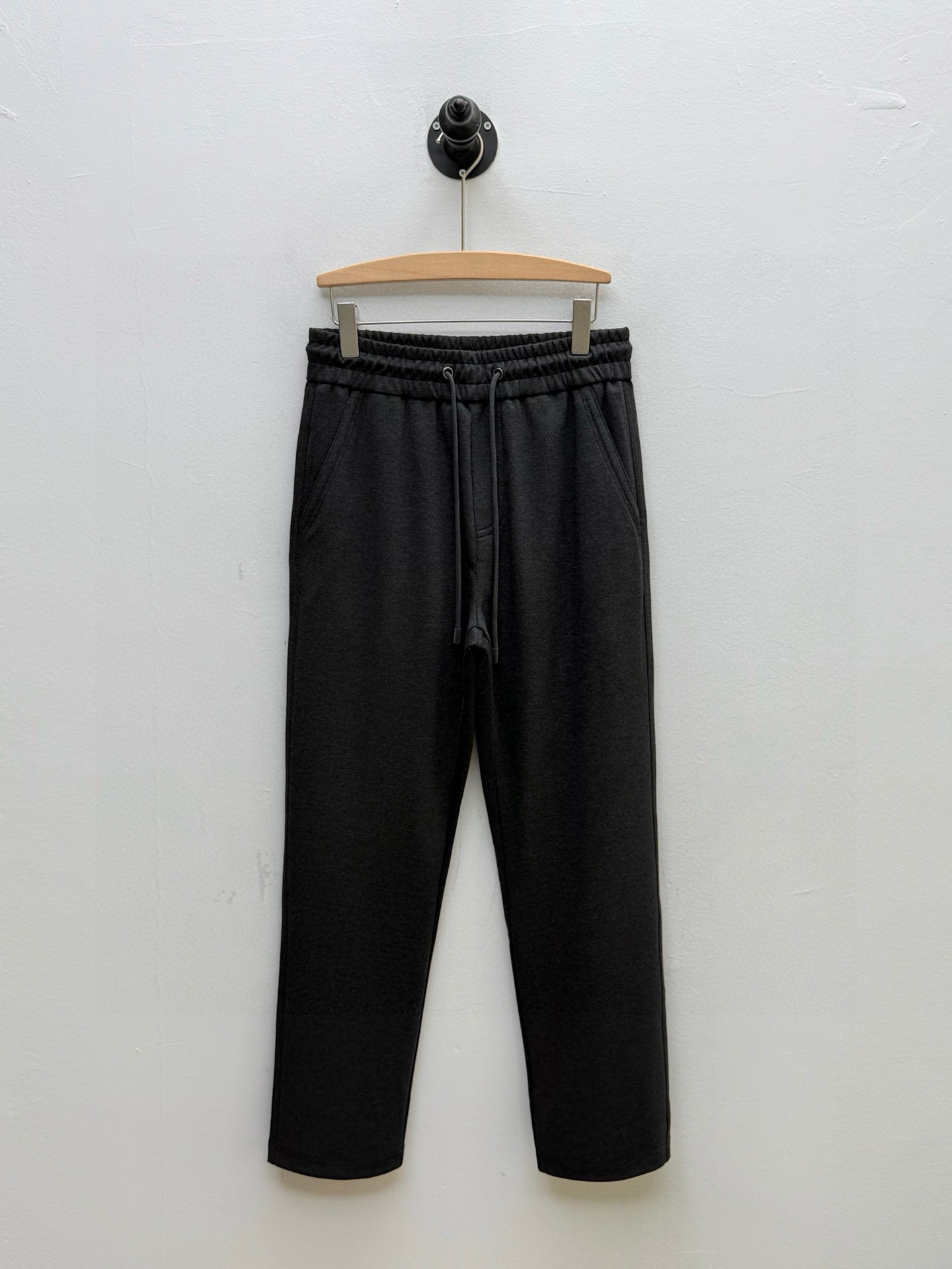 Брюки мужские спортивные из смешанной ткани чёрно-серого цвета с отделкой в рубчик