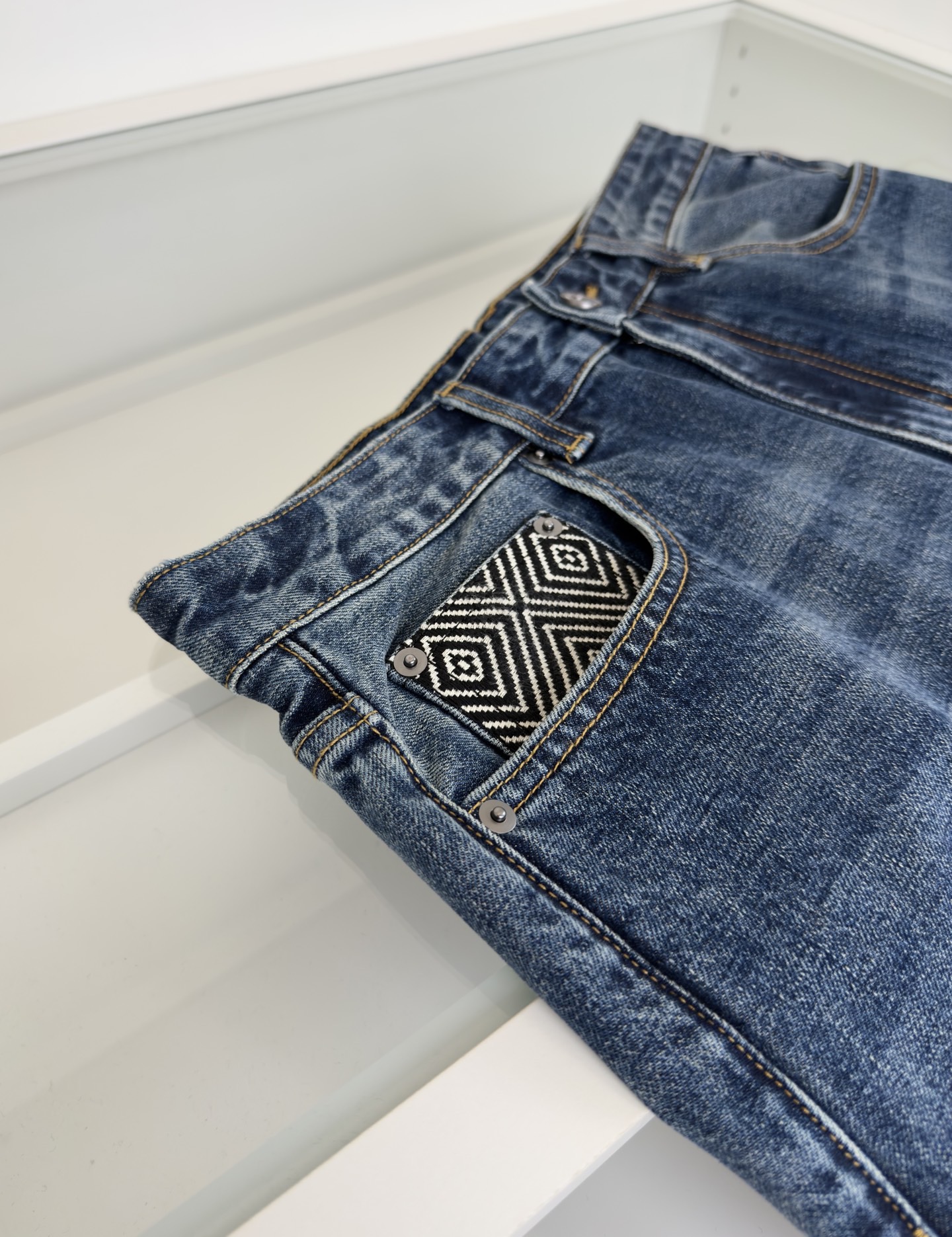 Джинсы мужские в стиле Valentino прямого кроя синего цвета из денима