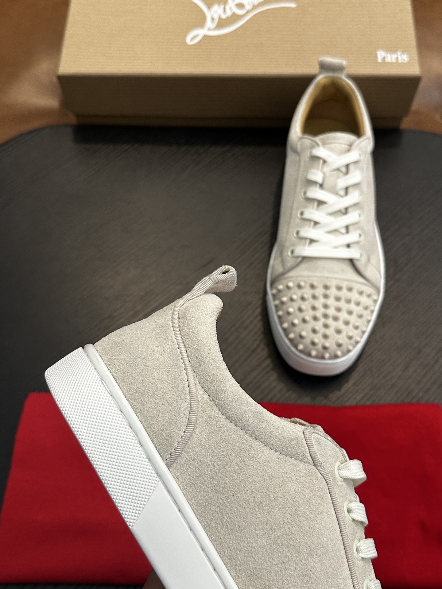 Кроссовки мужские в стиле Christian Louboutin молочно-белого цвета с шипами и белой подошвой