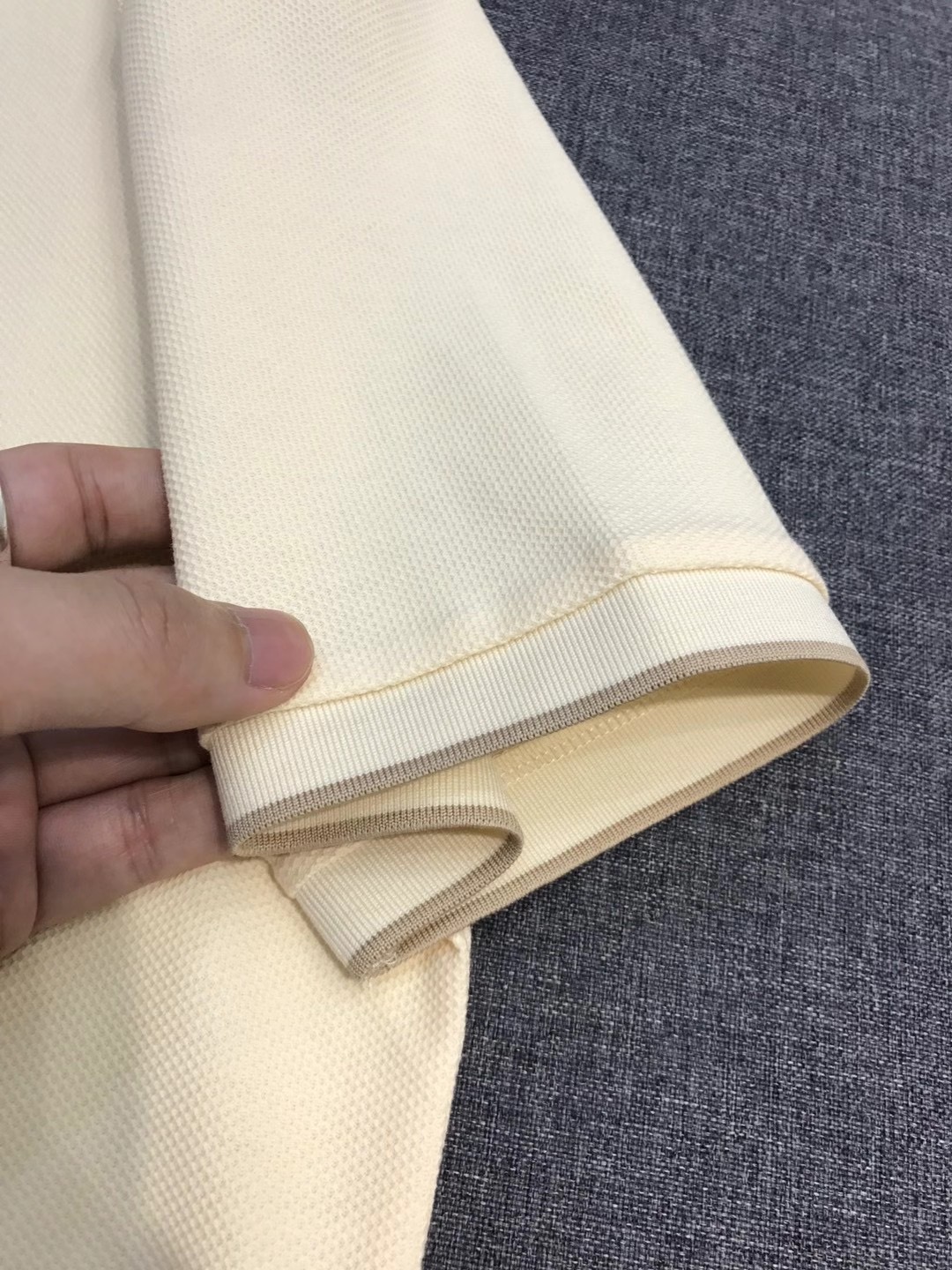 Поло мужское в стиле Kiton молочного цвета с коротким рукавом