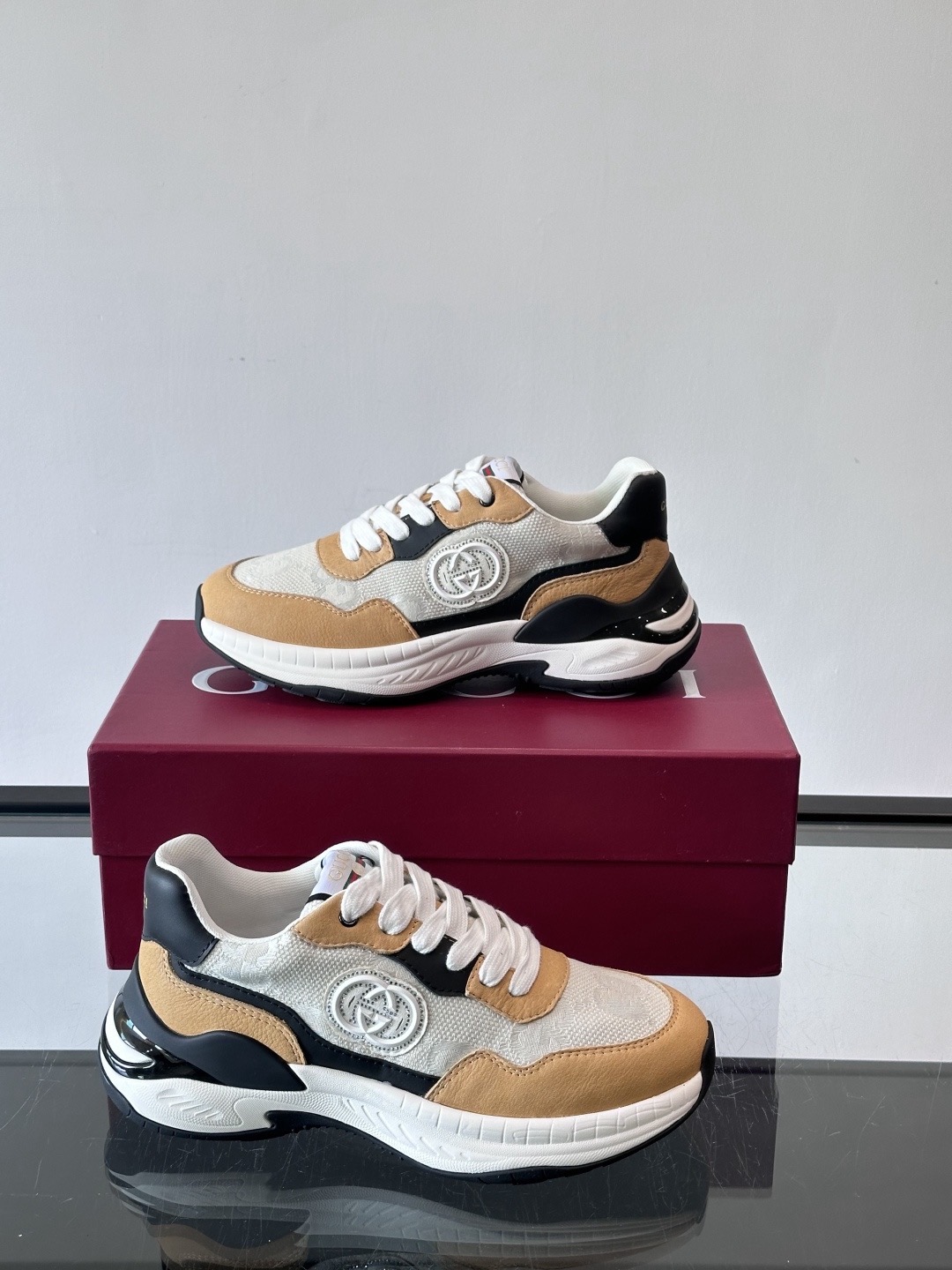 Кроссовки мужские в стиле Gucci бежево-песочного цвета с чёрными и белыми вставками