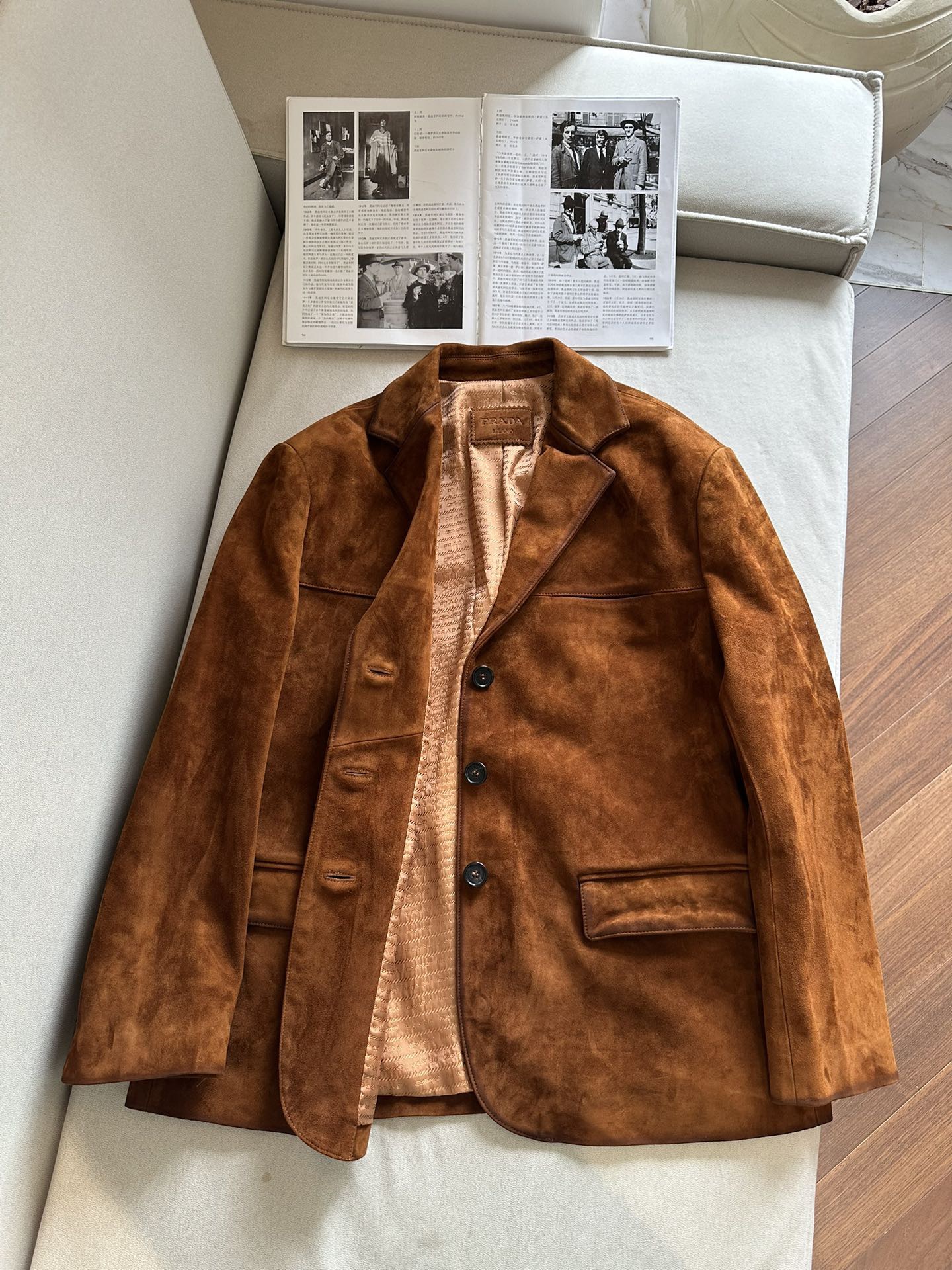 Куртка женская в стиле Prada из натуральной замши коричневого цвета с классическим кроем