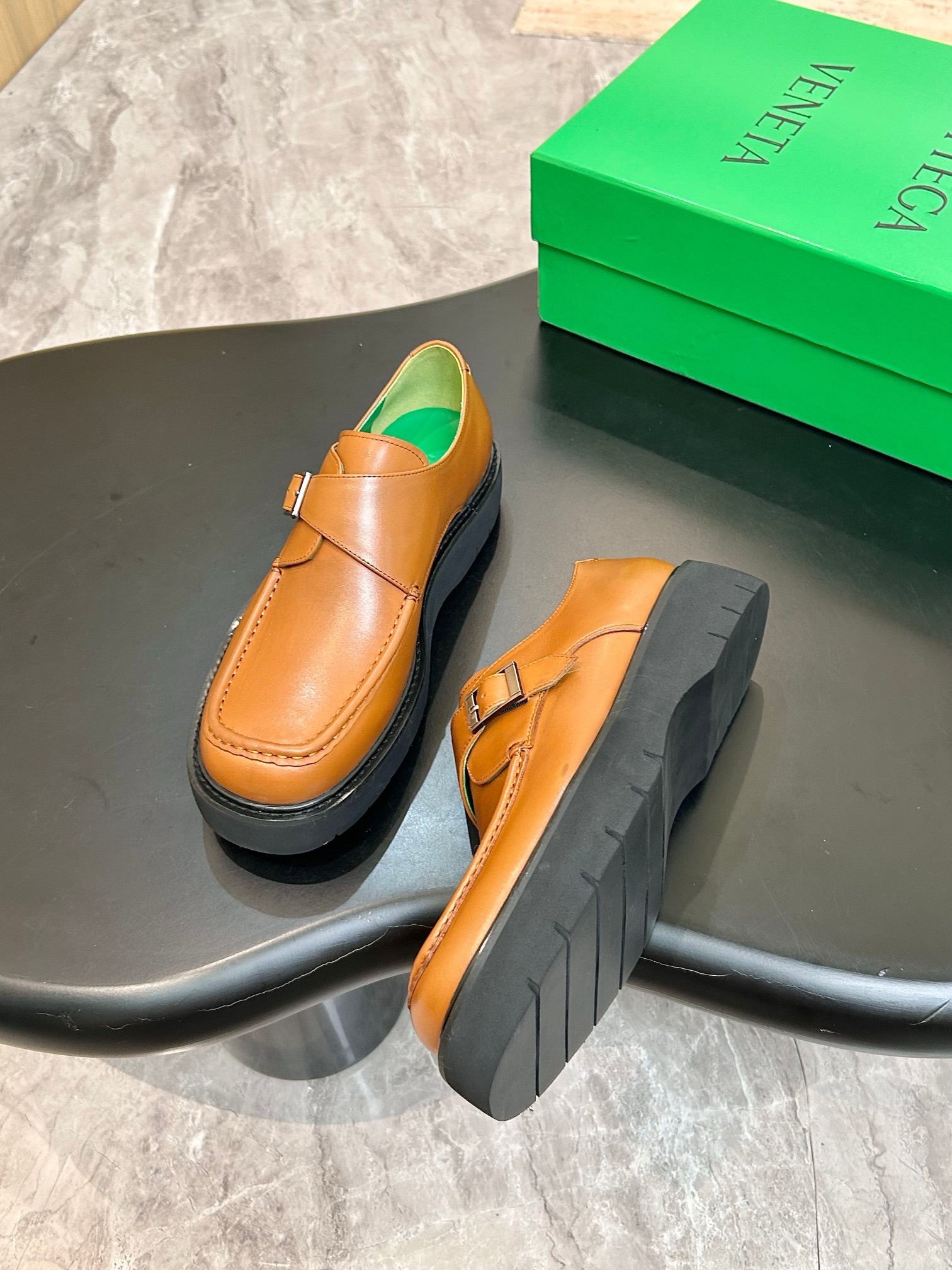 Туфли мужские Bottega Veneta из гладкой натуральной кожи коньячного цвета