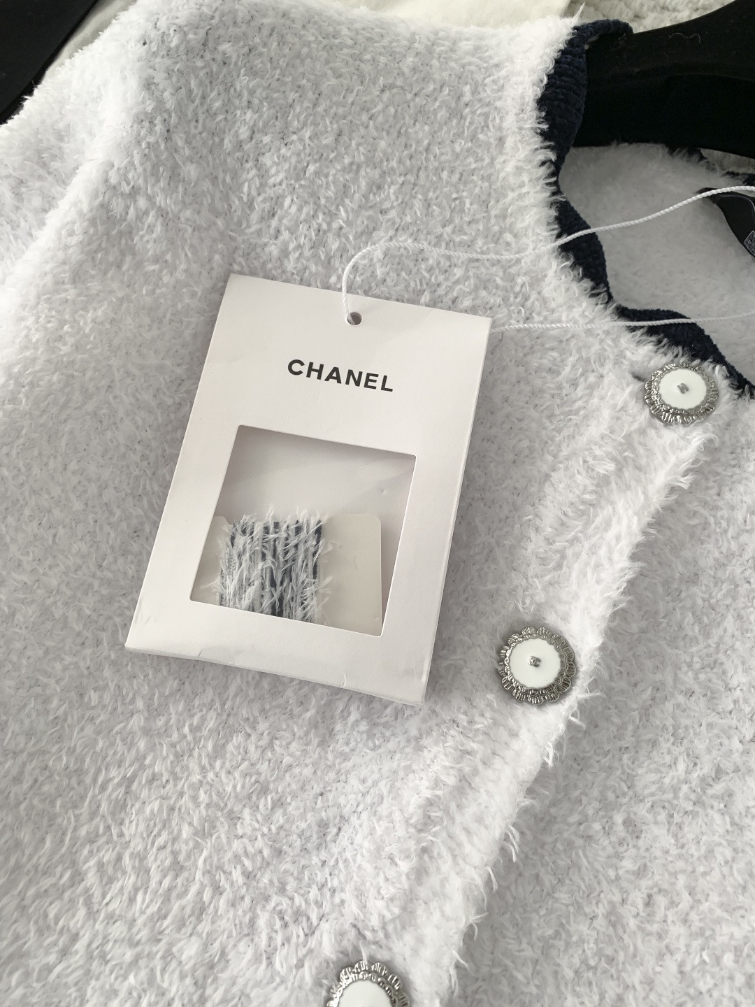 Кардиган женский в стиле Chanel белого цвета с контрастной отделкой