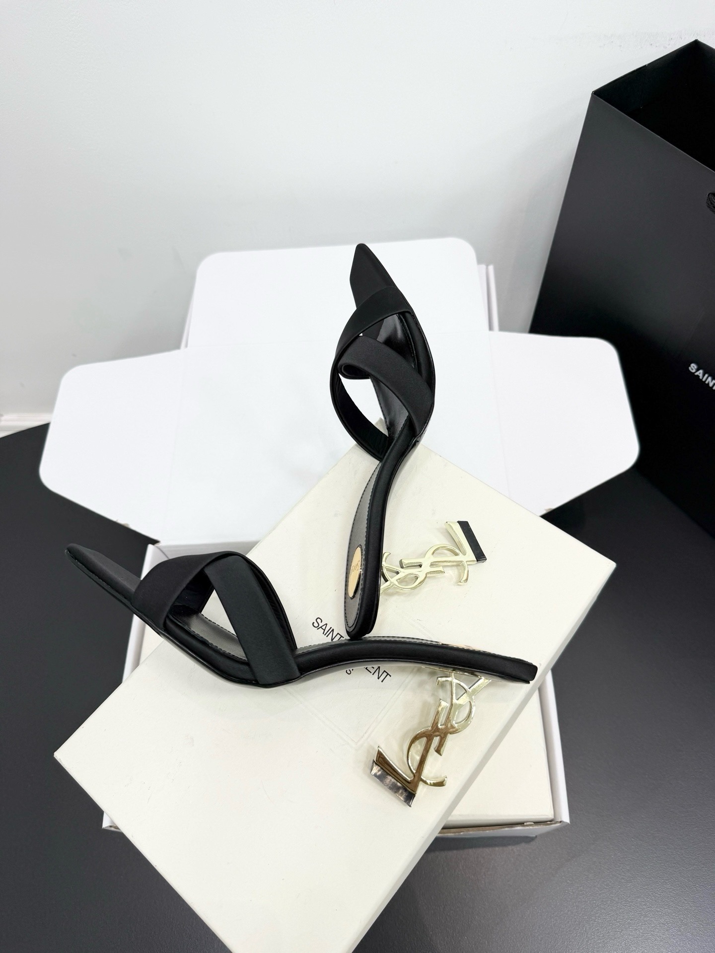 Мюли женские в стиле Saint Laurent Opyum из шелкового сатина черного цвета