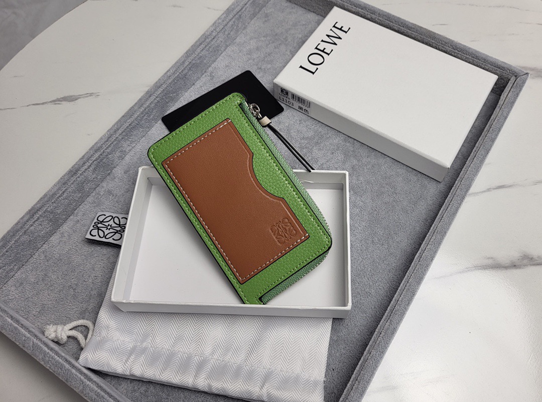 Картхолдер в стиле Loewe Anagram L1103 светло-зелёного цвета