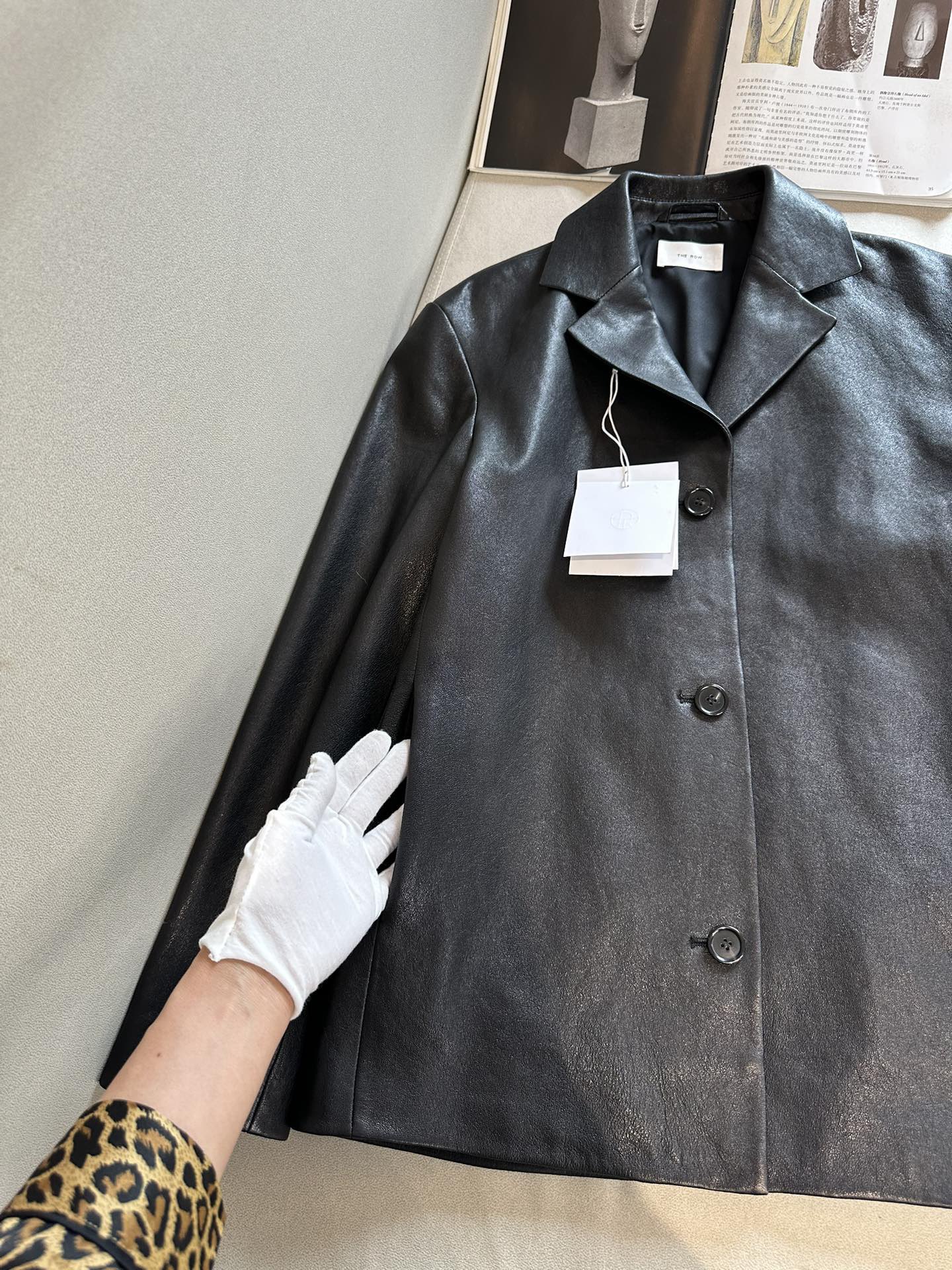 Куртка женская в стиле The Row из натуральной кожи чёрного цвета с минималистичным кроем