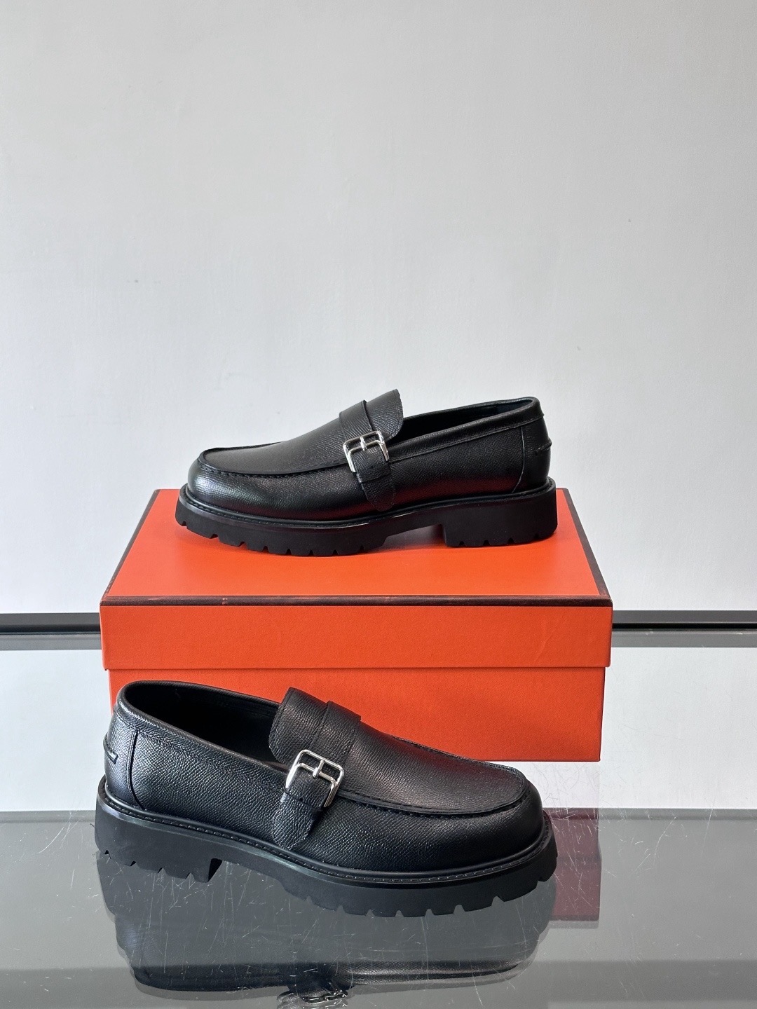 Лоферы мужские в стиле Hermes с пряжкой из натуральной кожи черного цвета