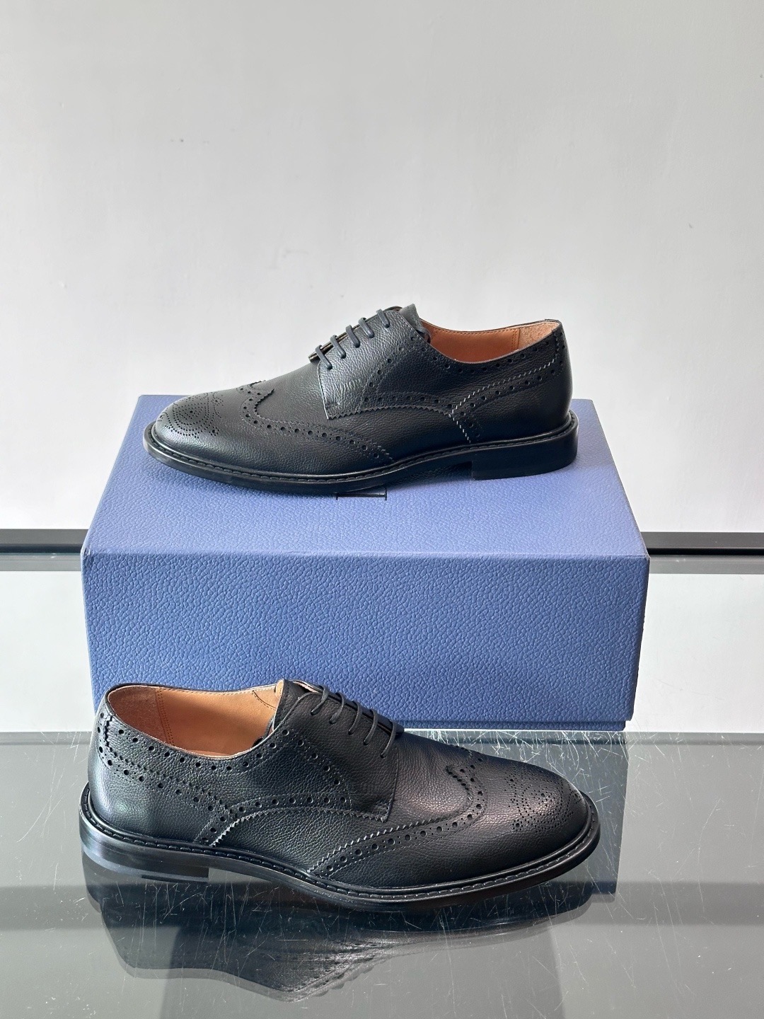 Туфли мужские в стиле Dior Oxford из натуральной кожи с перфорацией черного цвета