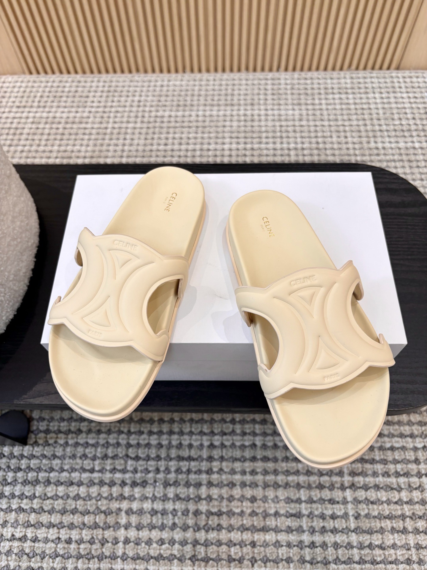 Шлёпанцы женские в стиле Celine из натуральной кожи бежевого цвета