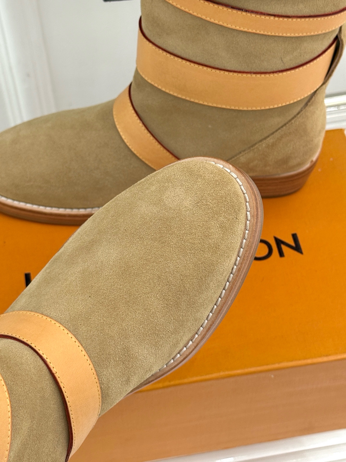 Сапоги женские Louis Vuitton Amiral Flat Boot бежевого цвета