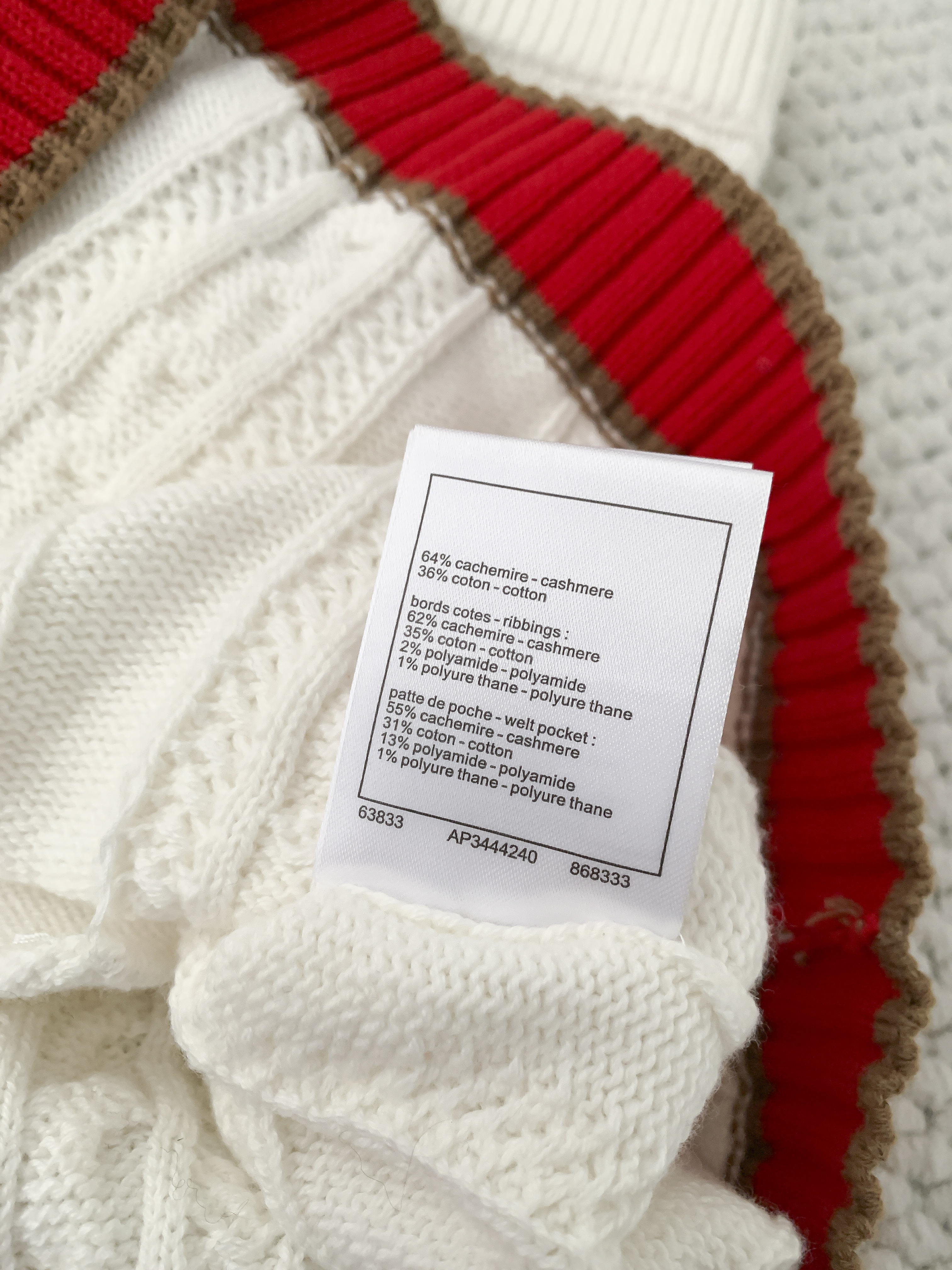 Костюм женский в стиле Chanel белого цвета с юбкой и кардиганом