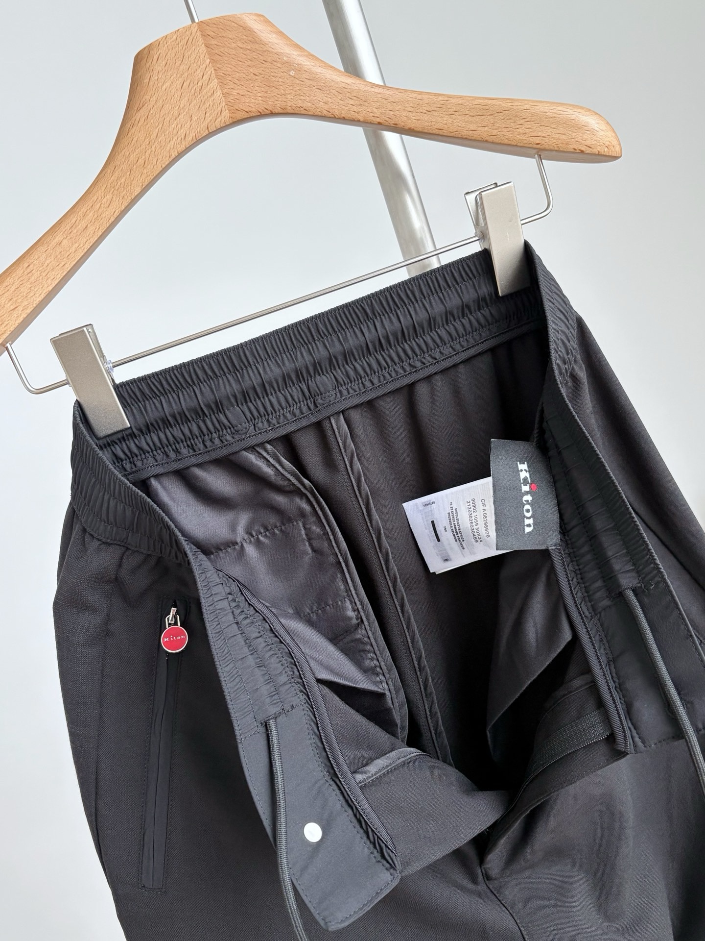 Брюки мужские в стиле Kiton чёрного цвета с прямым кроем