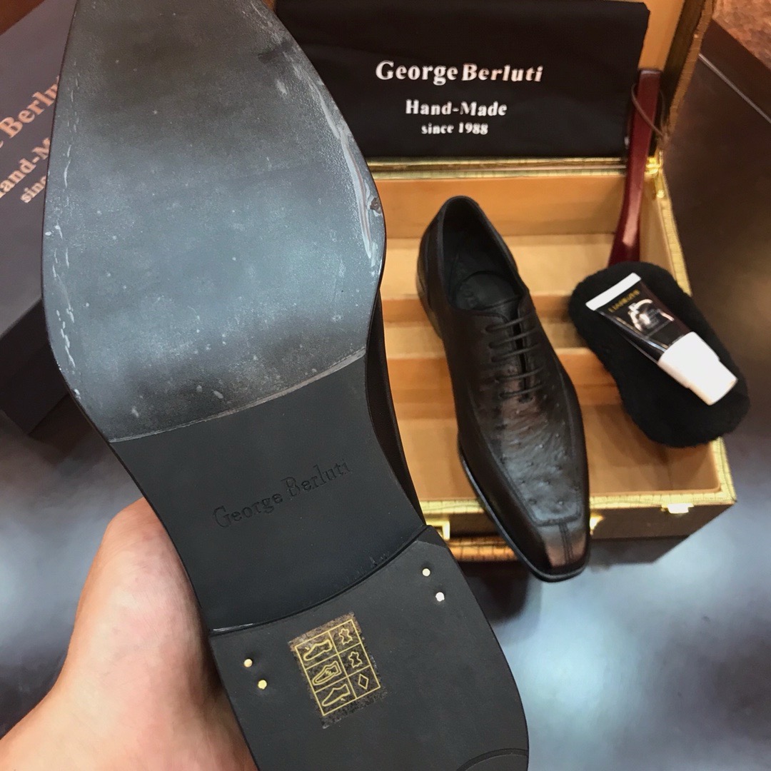 Туфли мужские в стиле Berluti из кожи страуса и натуральной кожи черного цвета