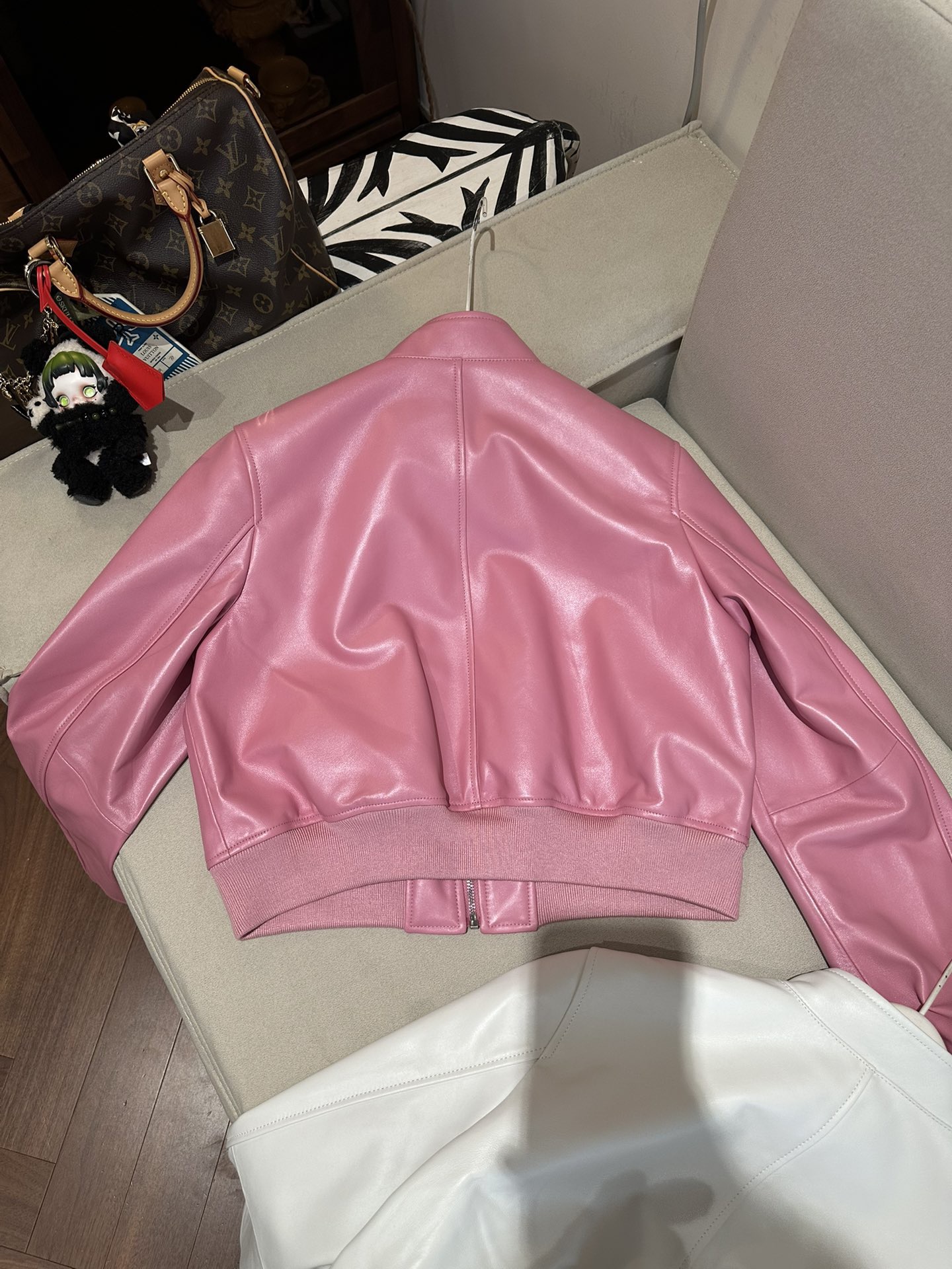 Куртка женская в стиле Dior из натуральной кожи розового цвета укороченная с воротником-стойкой