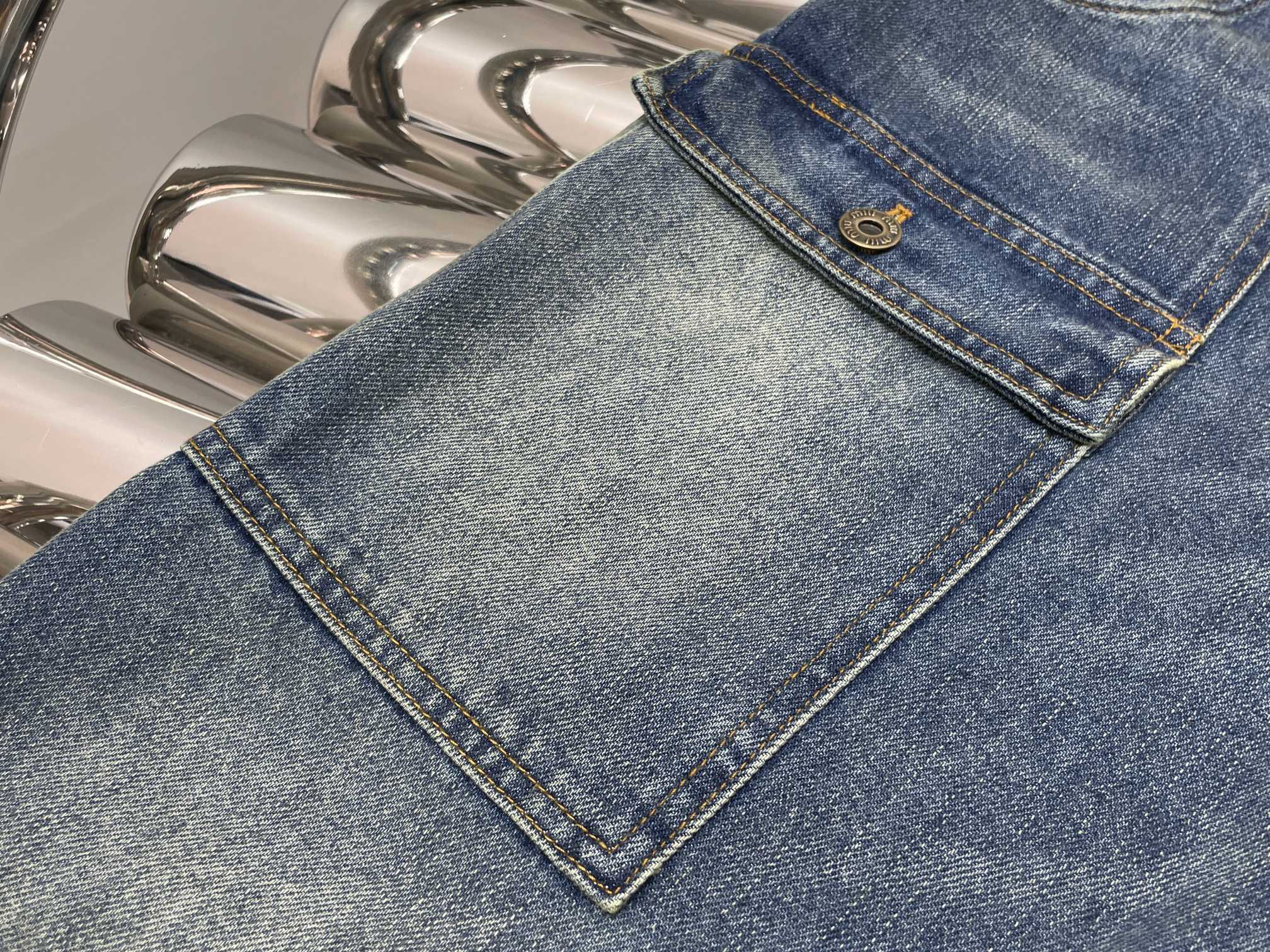 Джинсы женские в стиле Miu Miu синего цвета с эффектом потертости и широким силуэтом