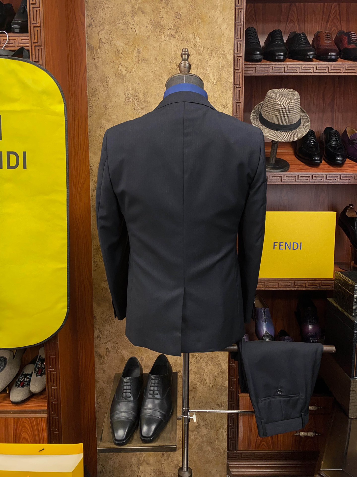 Костюм мужской в стиле Fendi тёмно-серого цвета с классическим силуэтом