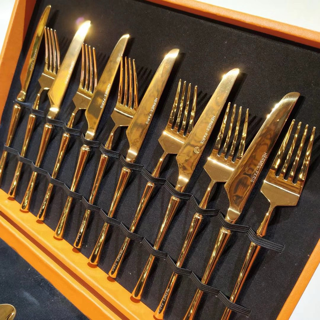 Набор столовых приборов унисекс в стиле Hermès золотого цвета в премиальном подарочном кейсе (24 предмета)