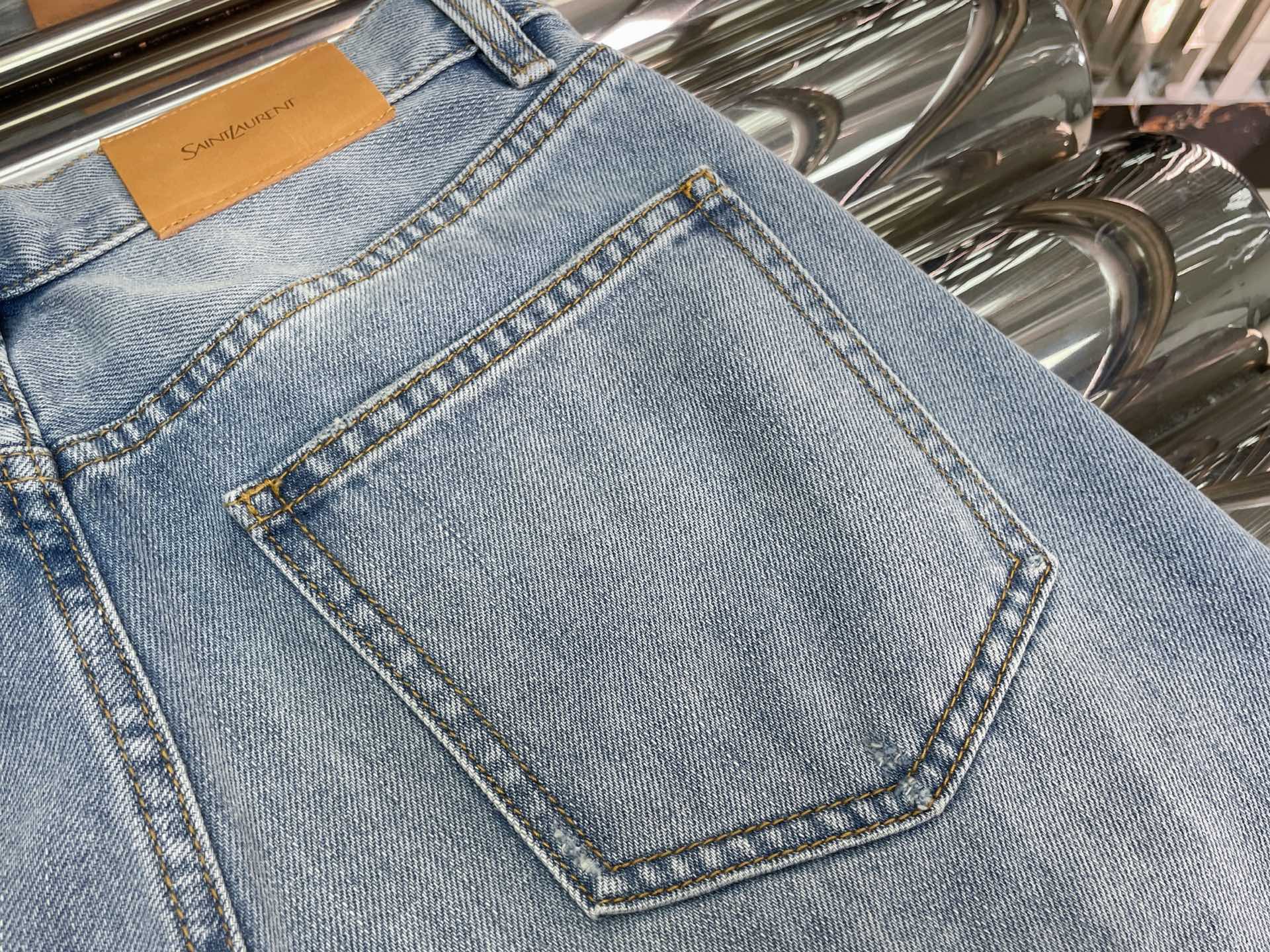 Джинсы женские в стиле Yves Saint Laurent голубого цвета с прямым кроем