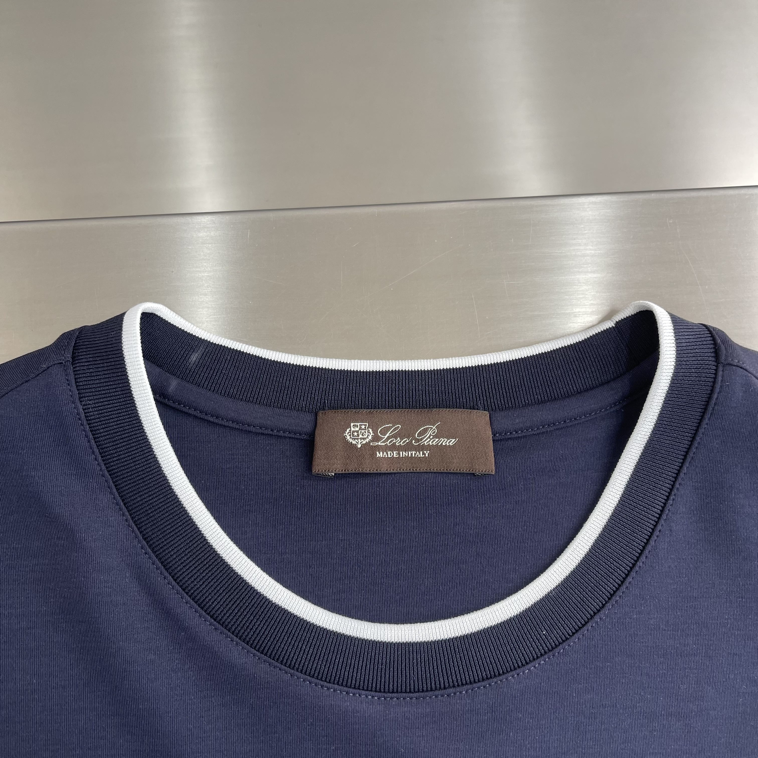 Футболка мужская в стиле Loro Piana из хлопка синего цвета с контрастной отделкой