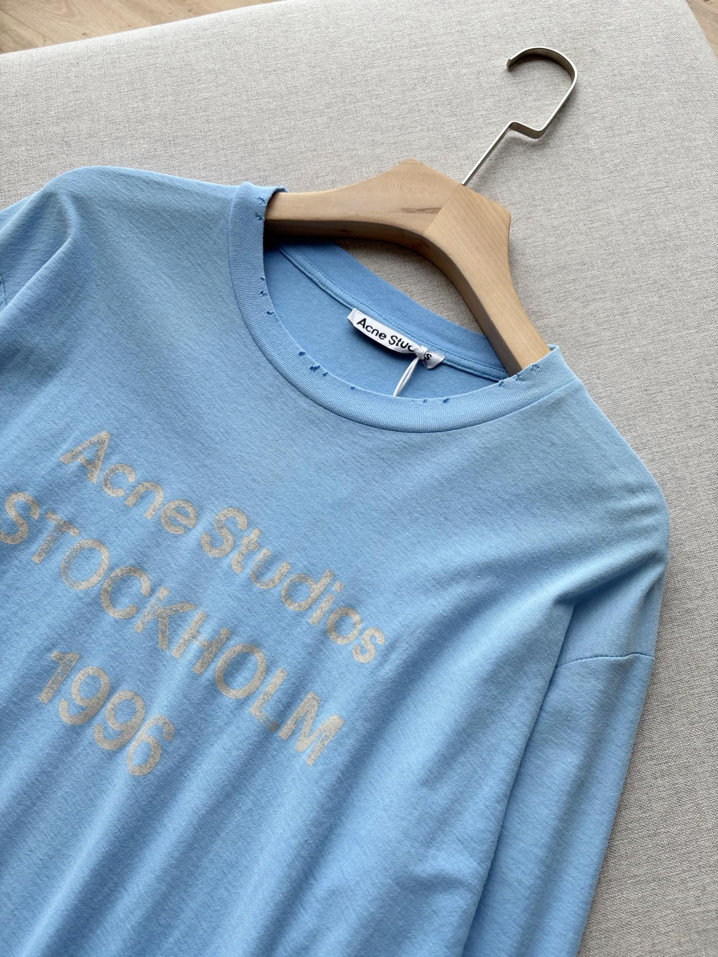 Лонгслив унисекс в стиле Acne Studios из хлопка и льна голубого цвета свободного кроя