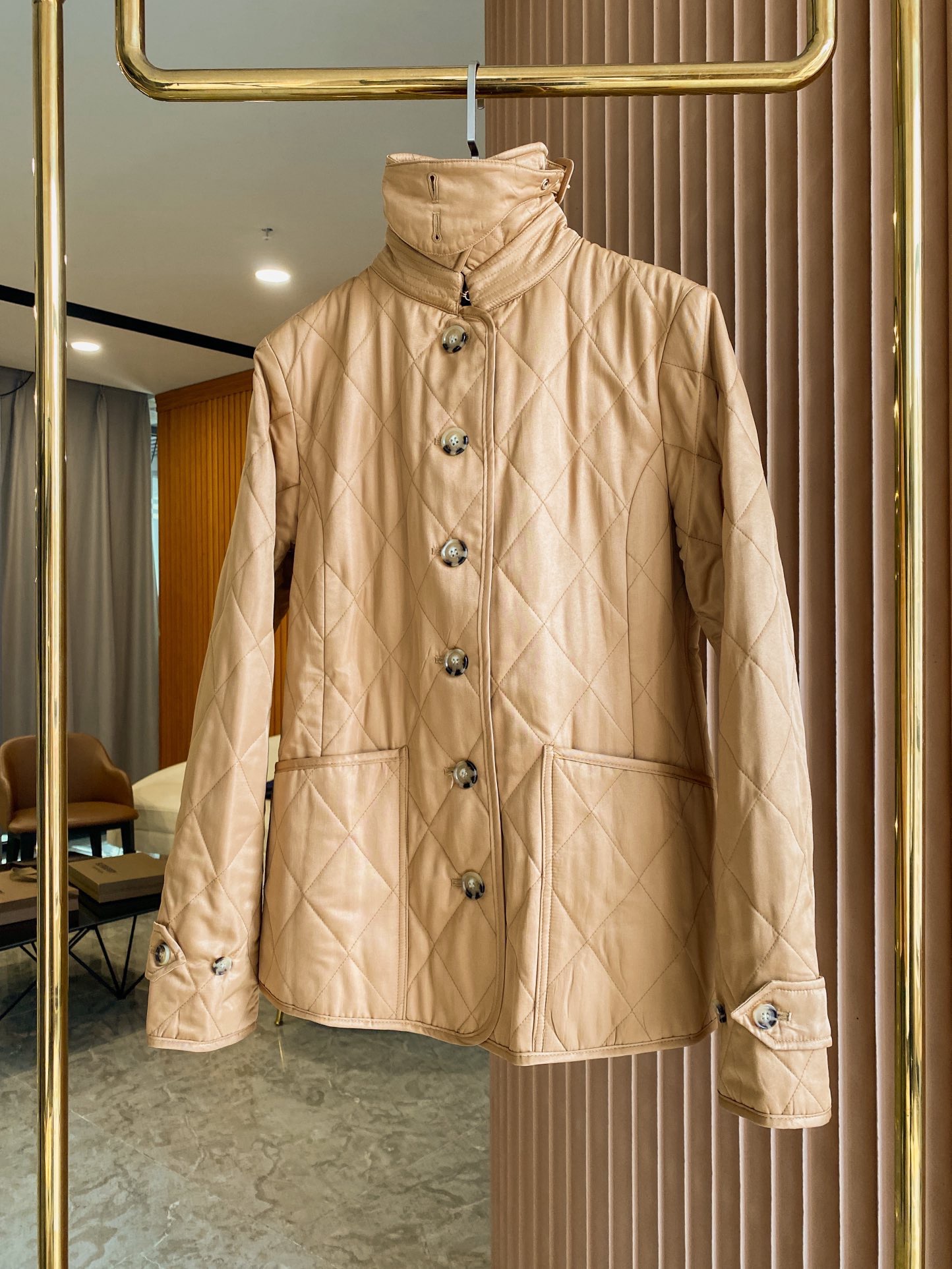 Куртка женская в стиле Burberry бежевого цвета