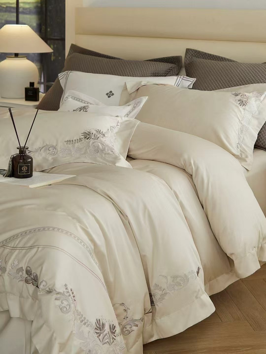 Комплект постельного белья в стиле Blumarine с вышивкой сатин люкс 100% хлопок кремовый (Евро)
