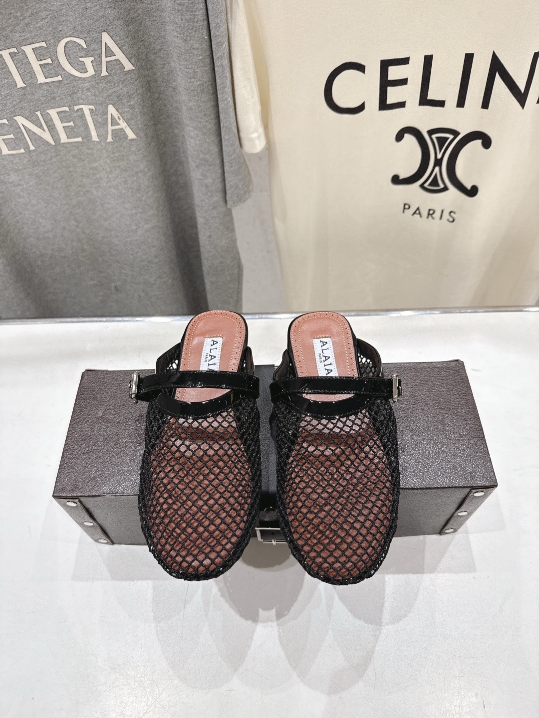 Мюли женские Alaïa Flat Mules in Fishnet чёрного цвета