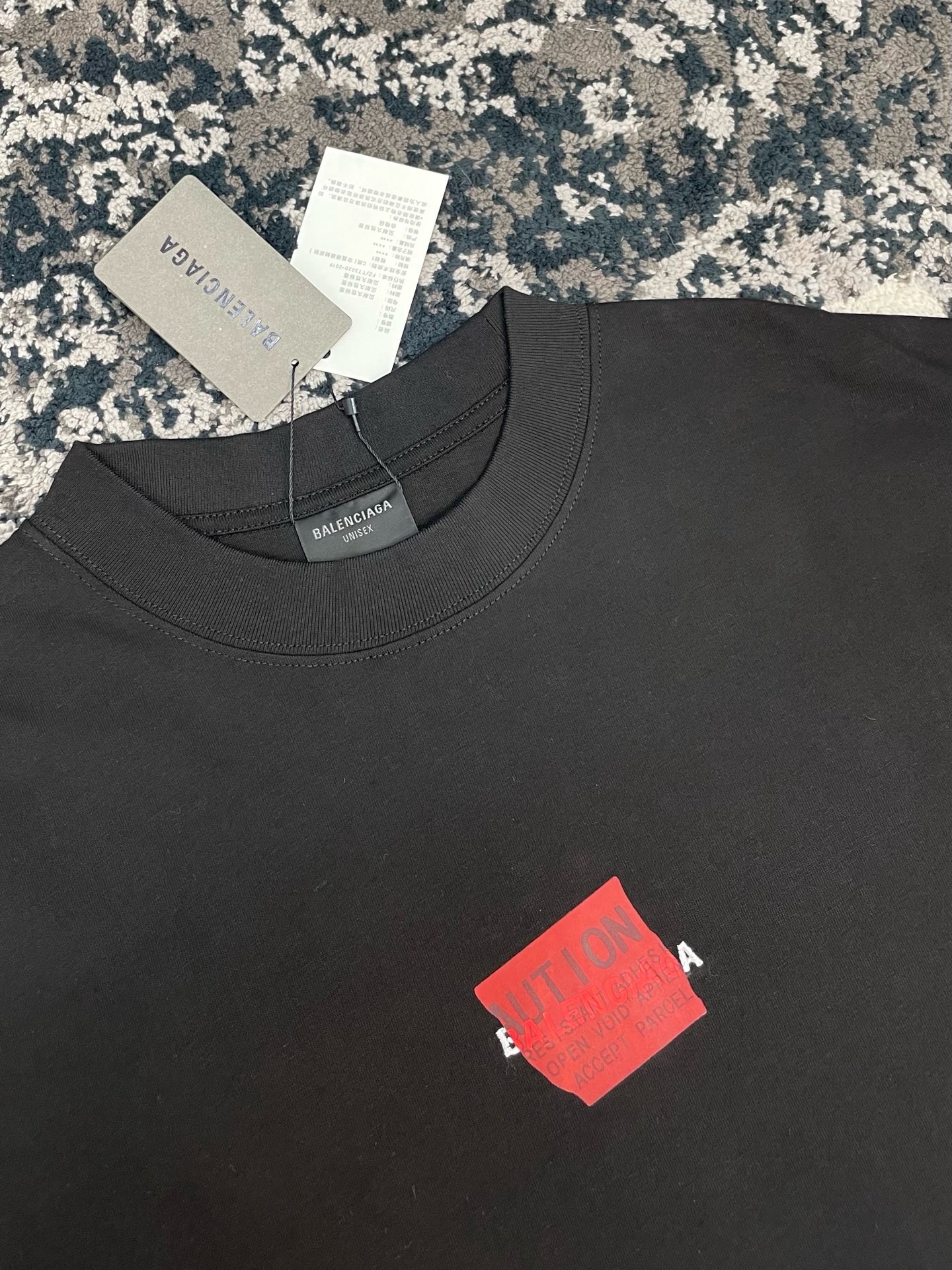 Футболка мужская Balenciaga Security Tape Logo Oversized  чёрного цвета с красным принтом