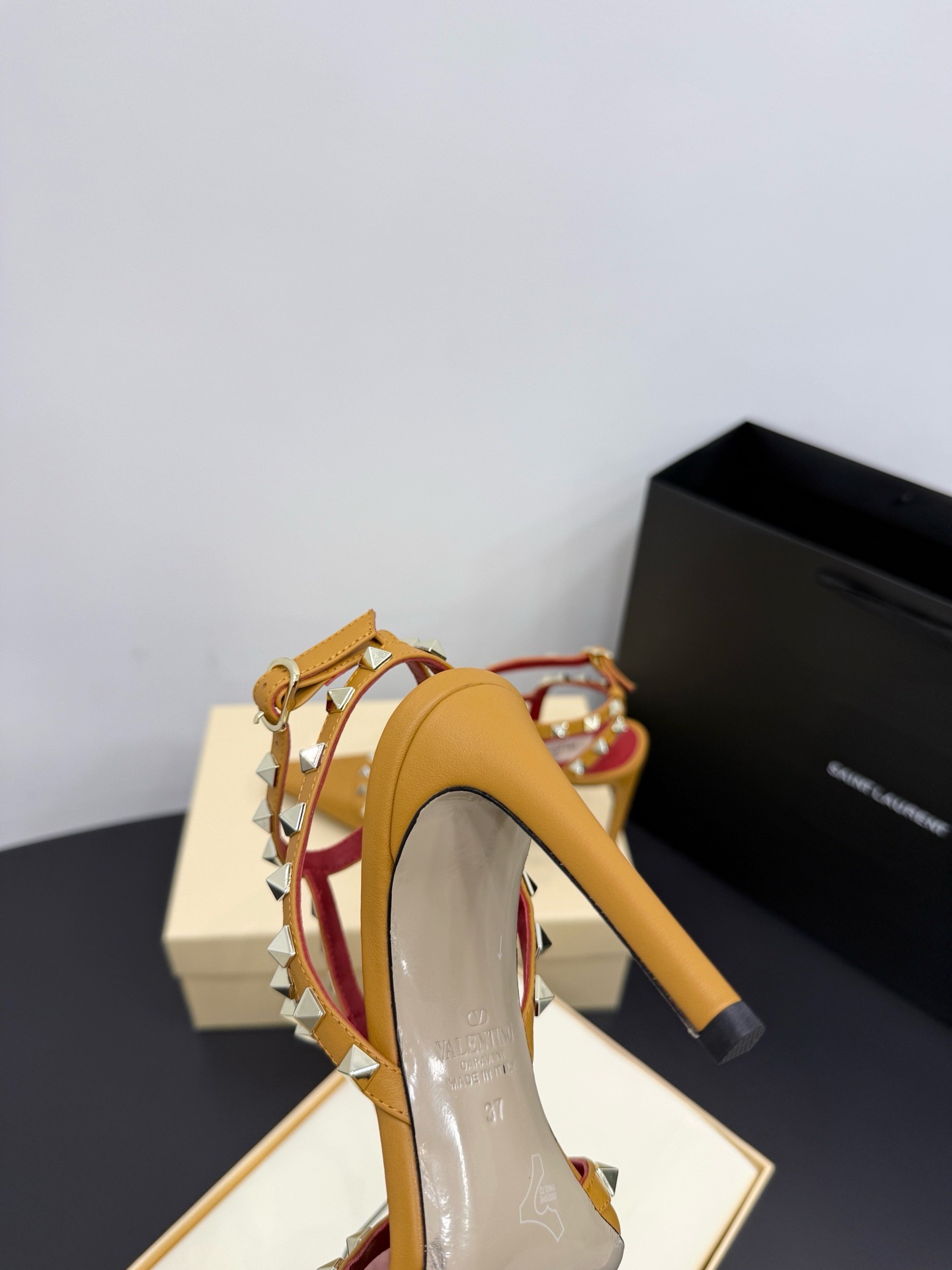 Босоножки женские в стиле Valentino Garavani Rockstud горчичного цвета